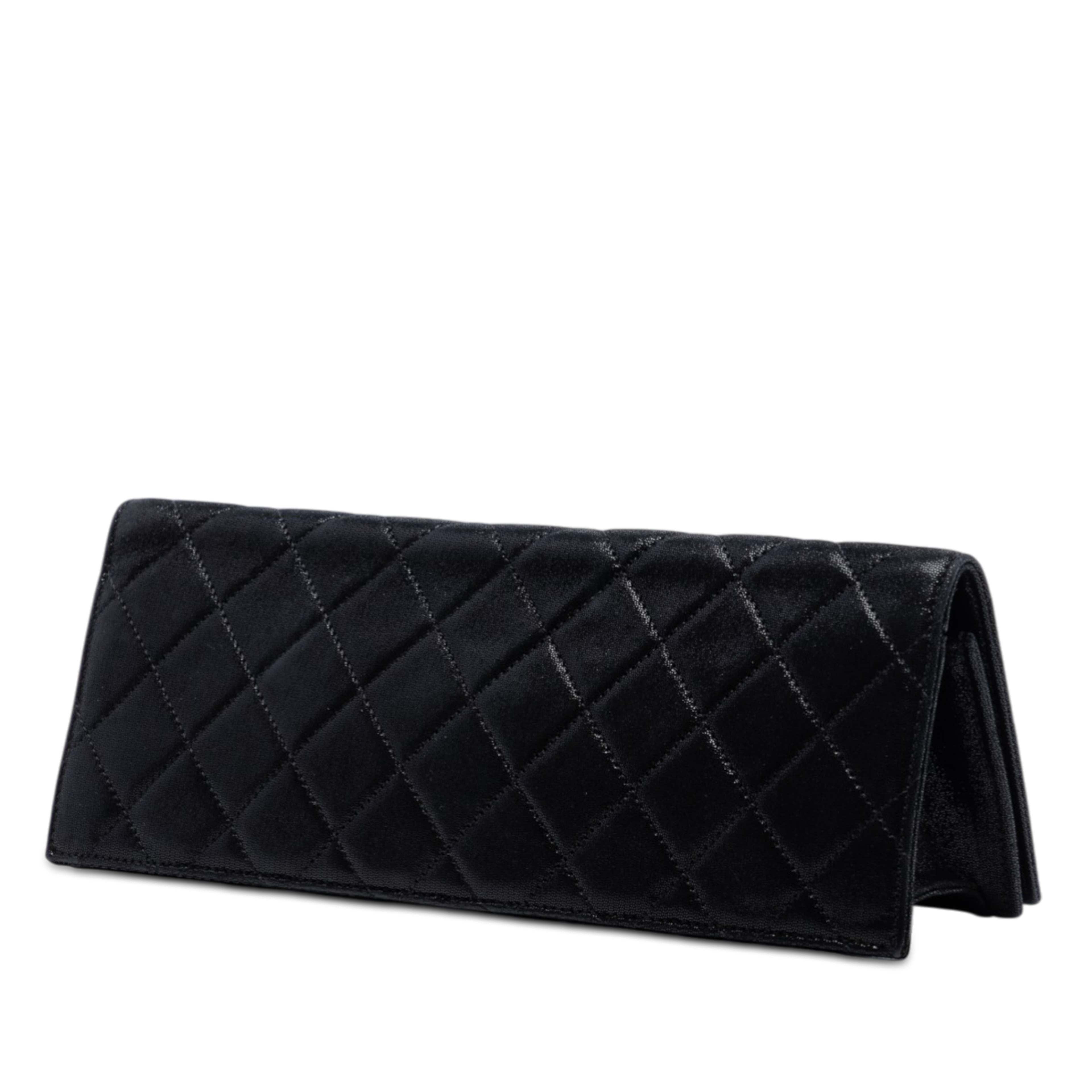 Chanel Quilted Iridescent Suede Crystal Cc Clutch, från Luxclusif, i färgen black. Klicka för att öppna bilden i stort format