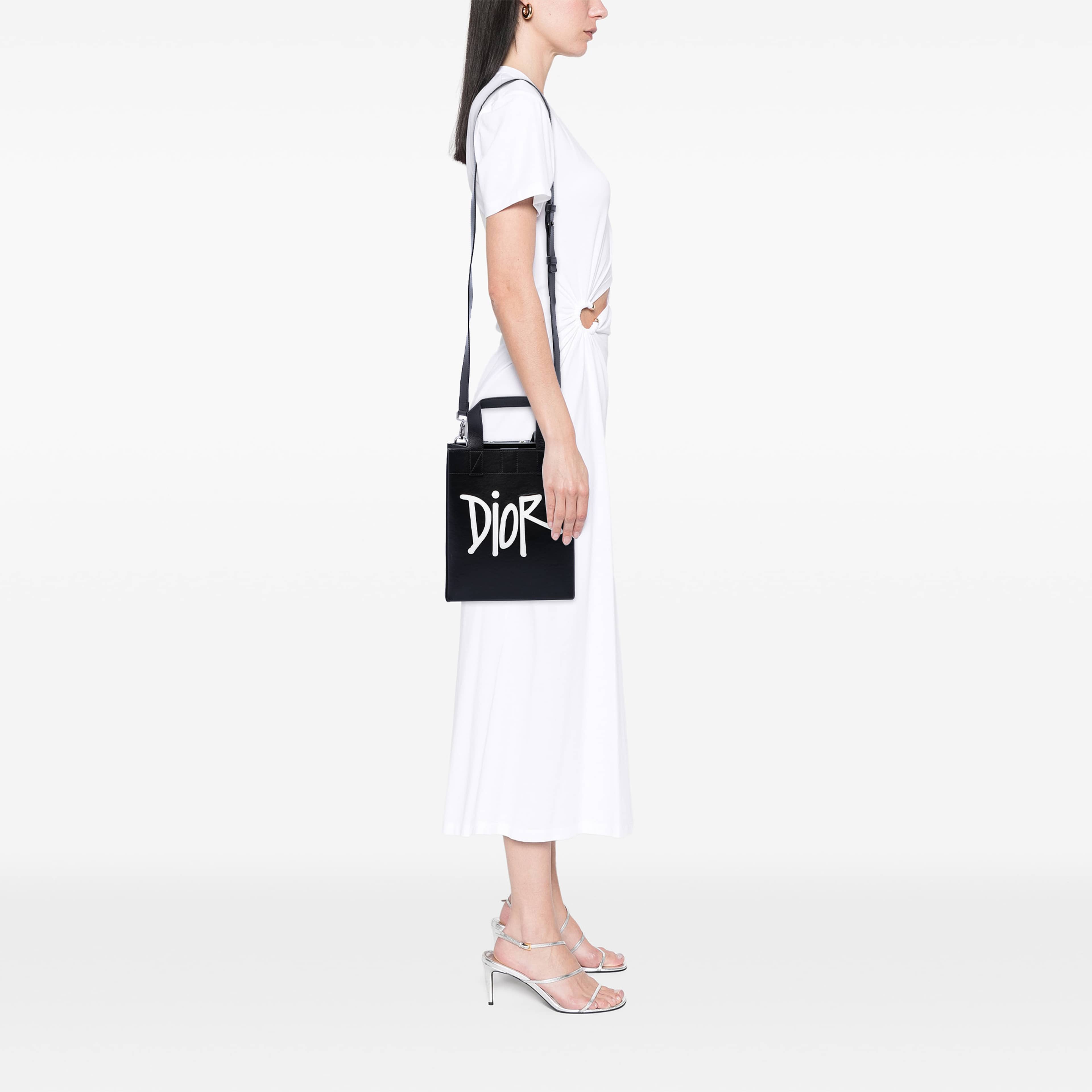 Dior Stussy Small Logo Applique Tote, från Luxclusif, i färgen svart. Klicka för att öppna bilden i stort format