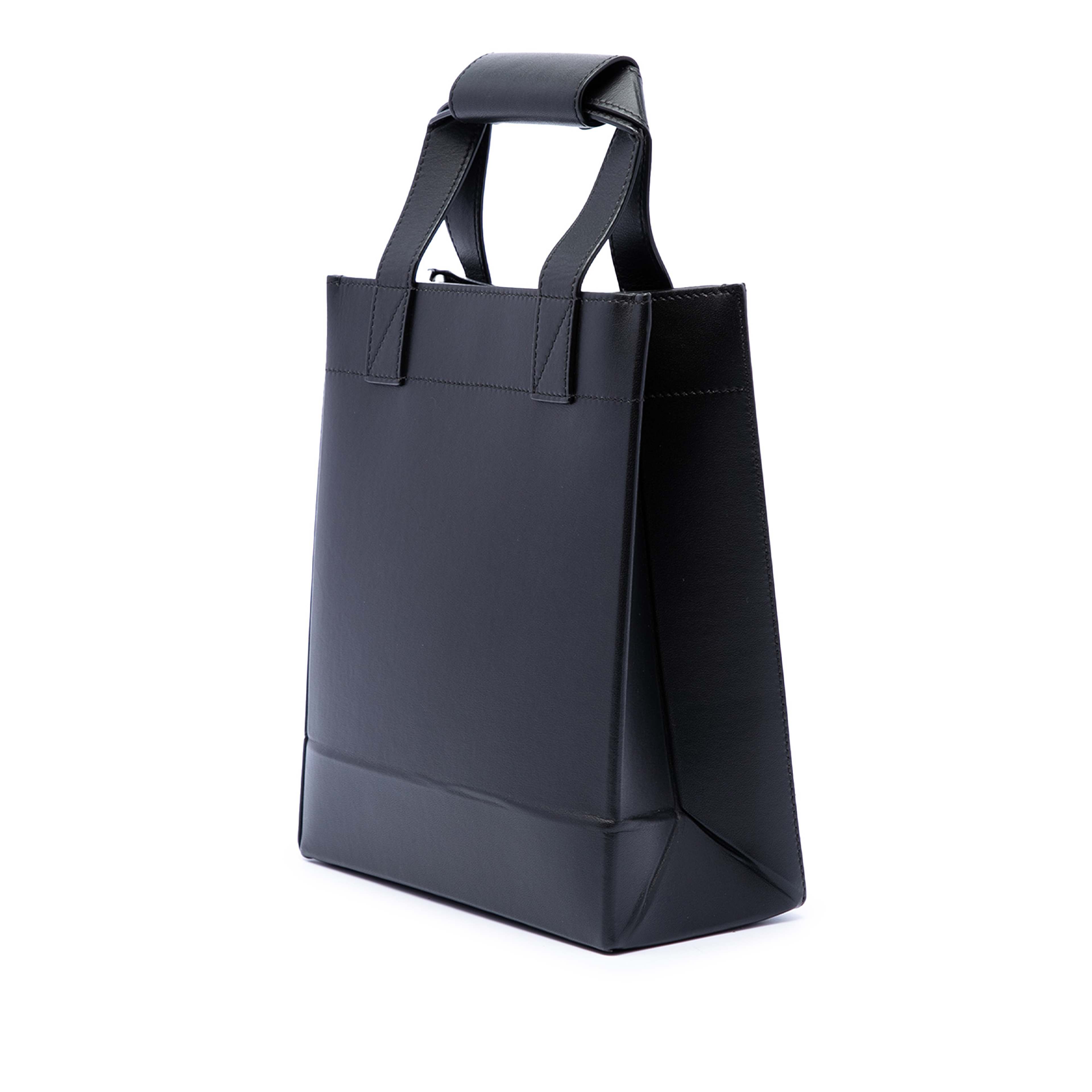Dior Stussy Small Logo Applique Tote, från Luxclusif, i färgen svart. Klicka för att öppna bilden i stort format