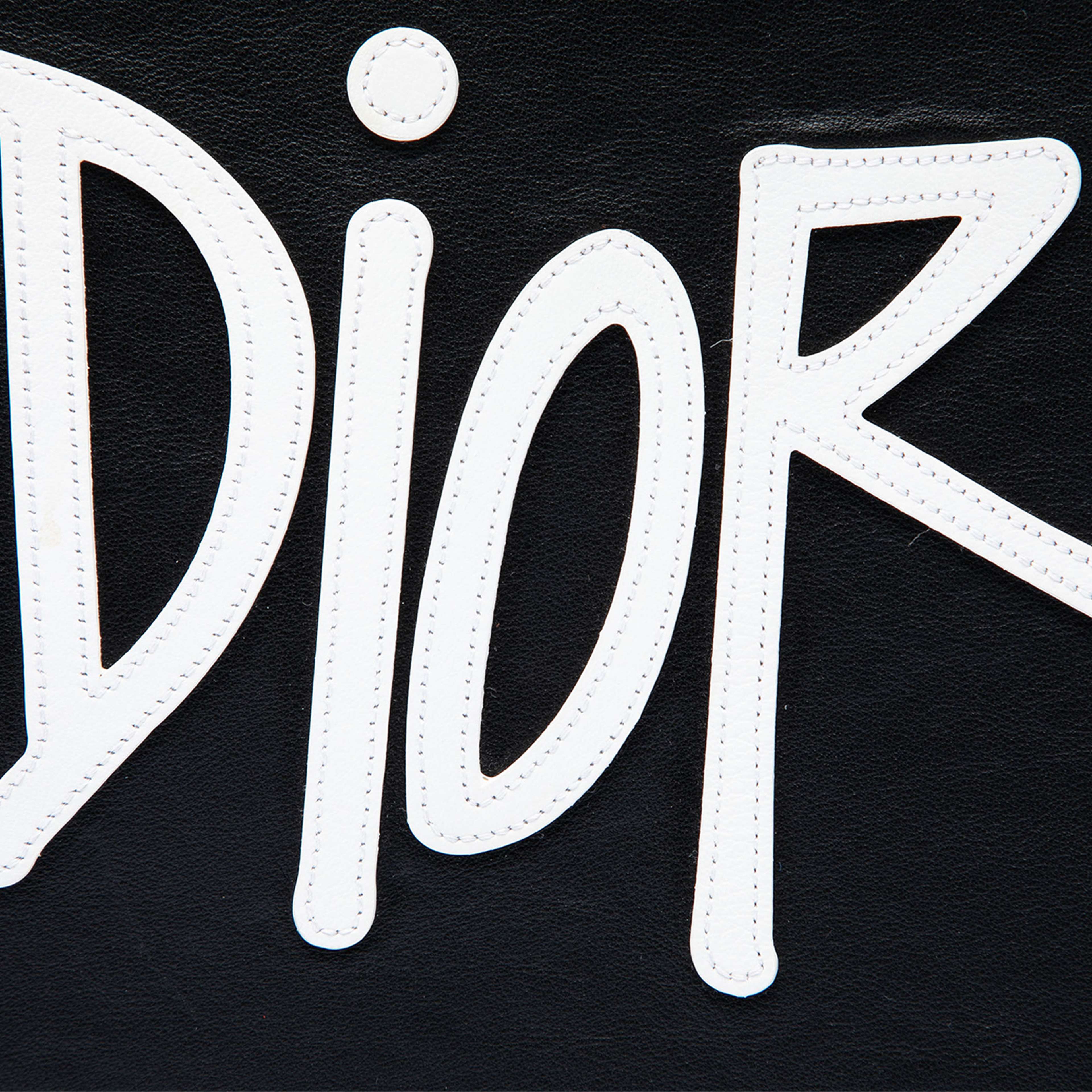 Dior Stussy Small Logo Applique Tote, från Luxclusif, i färgen svart. Klicka för att öppna bilden i stort format