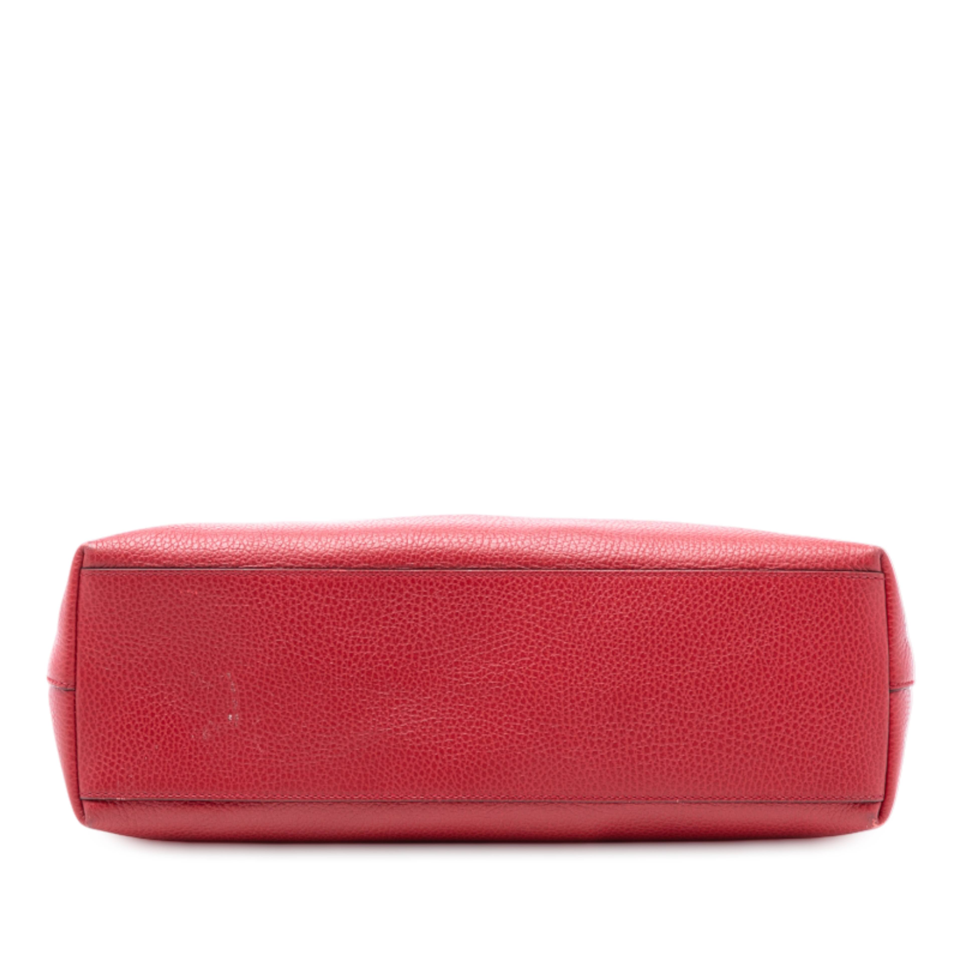 Gucci Leather Bamboo Tassel Satchel, från Luxclusif, i färgen red. Klicka för att öppna bilden i stort format