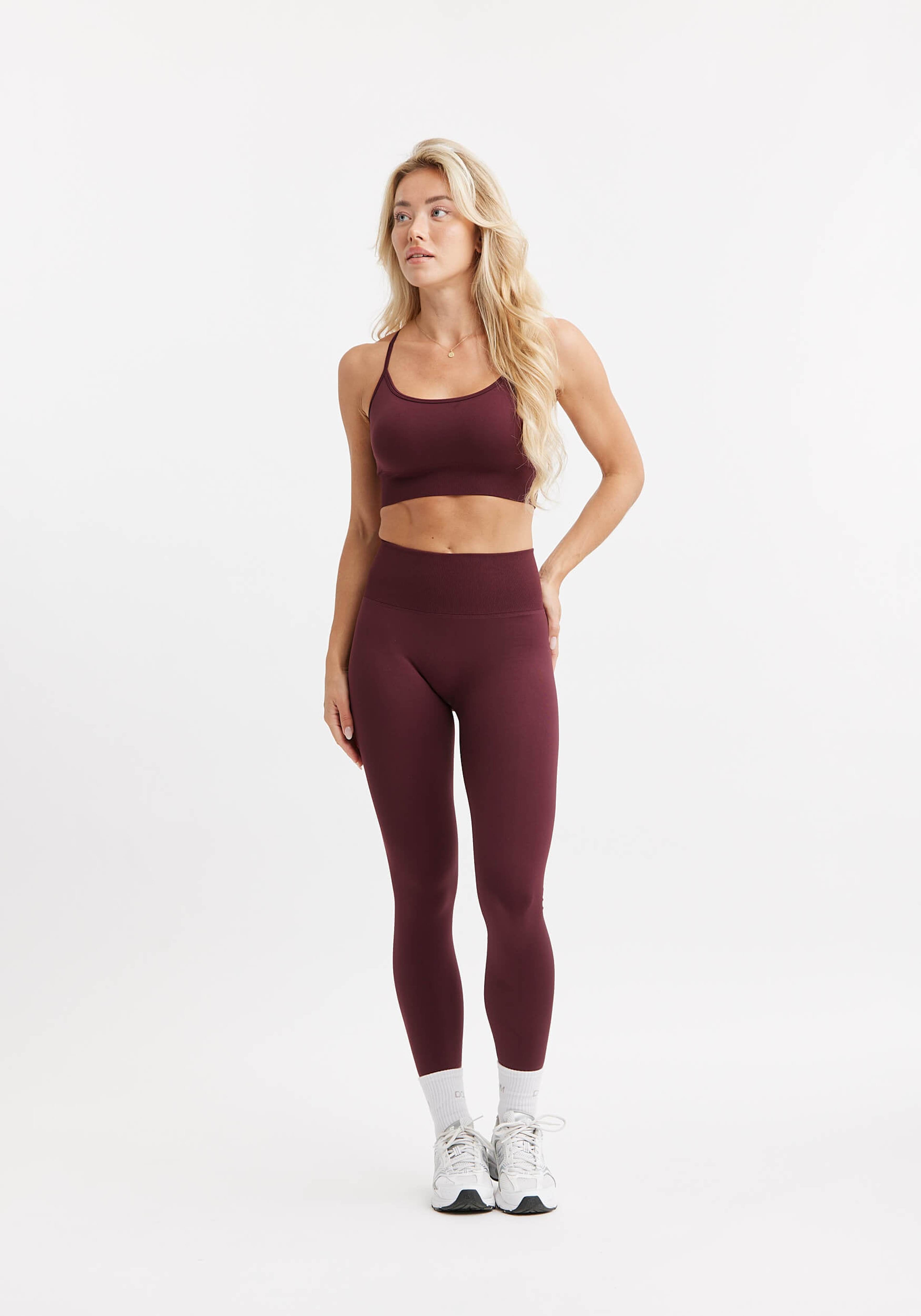 Signature Seamless Bra, från Drop of Mindfulness, i färgen cherry lacquer. Klicka för att öppna bilden i stort format