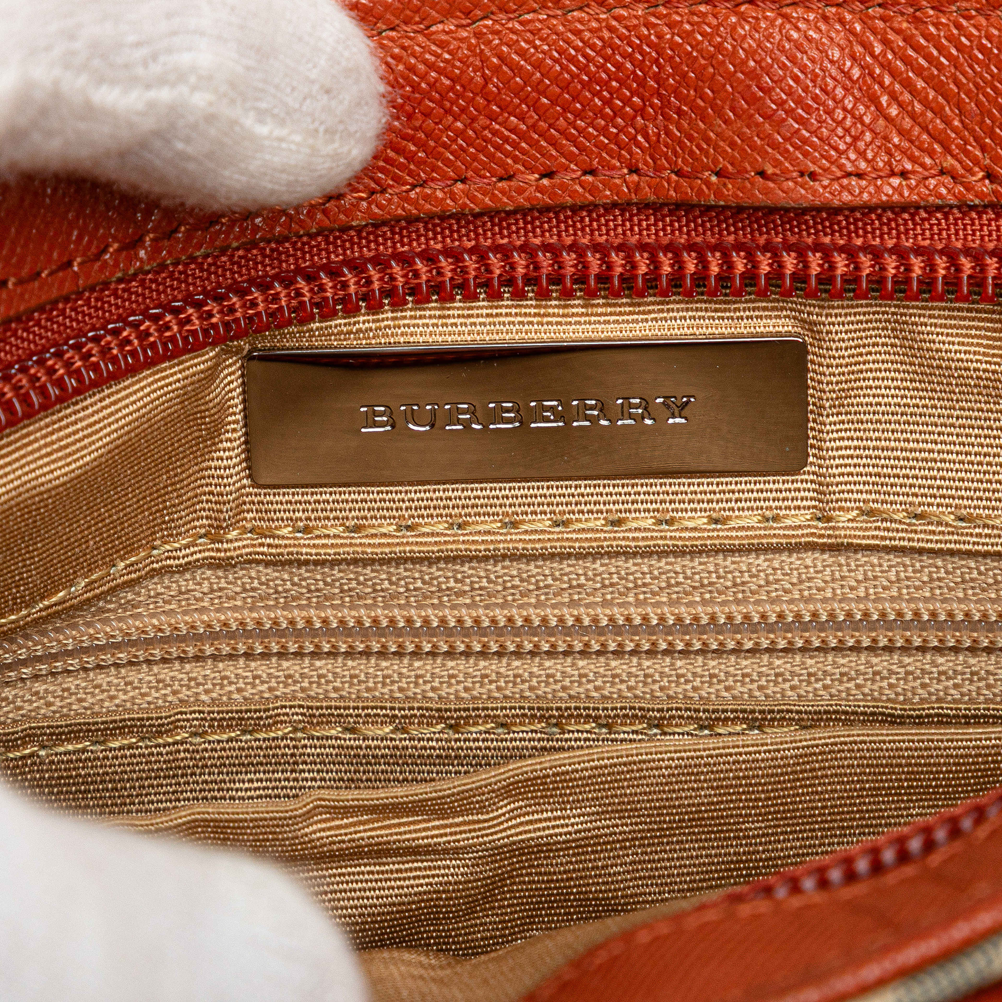 Burberry Nova Check Canvas Crossbody, från Luxclusif, i färgen beige. Klicka för att öppna bilden i stort format