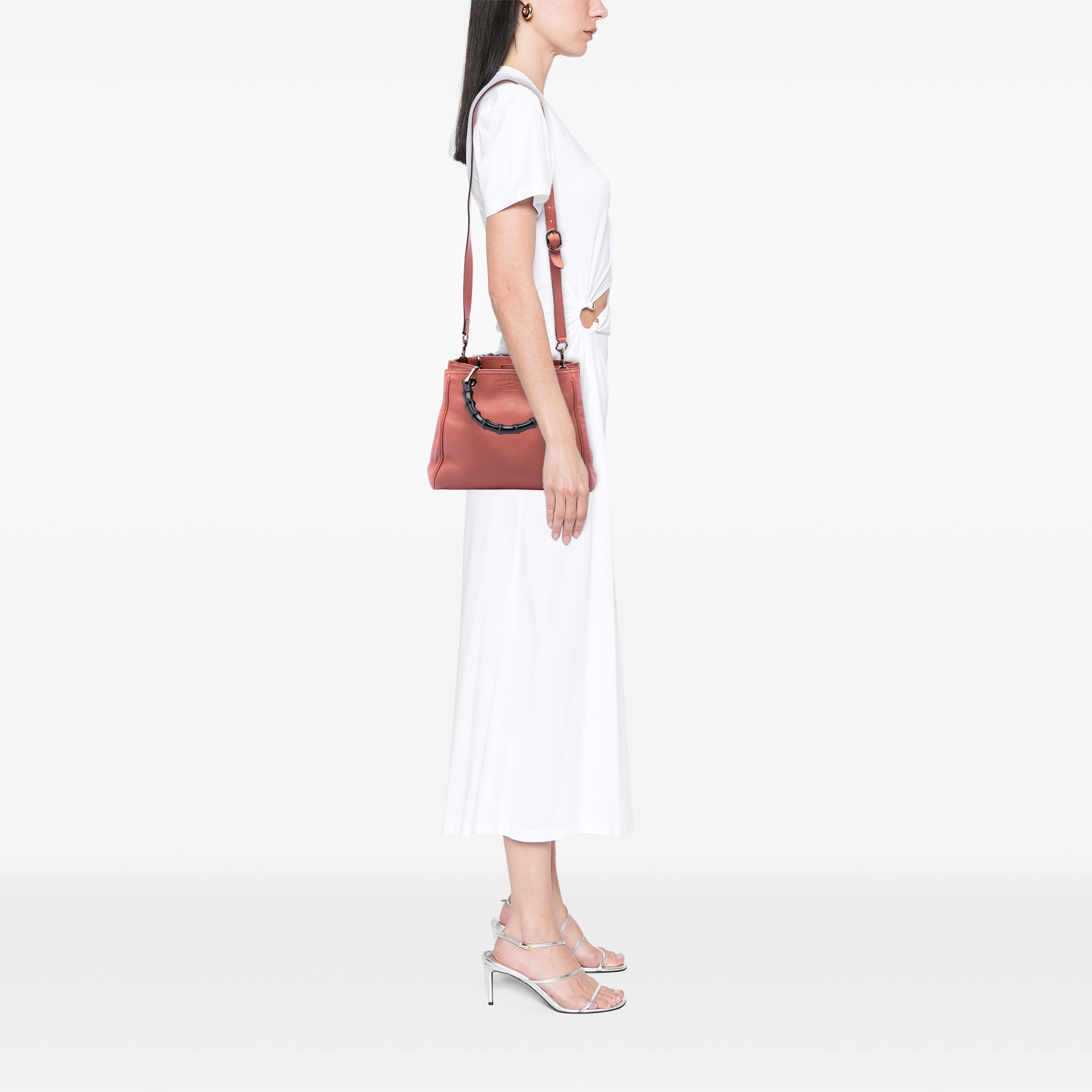 Gucci Small Calfskin Bamboo Shopper Satchel, från Luxclusif, i färgen rosa. Klicka för att öppna bilden i stort format