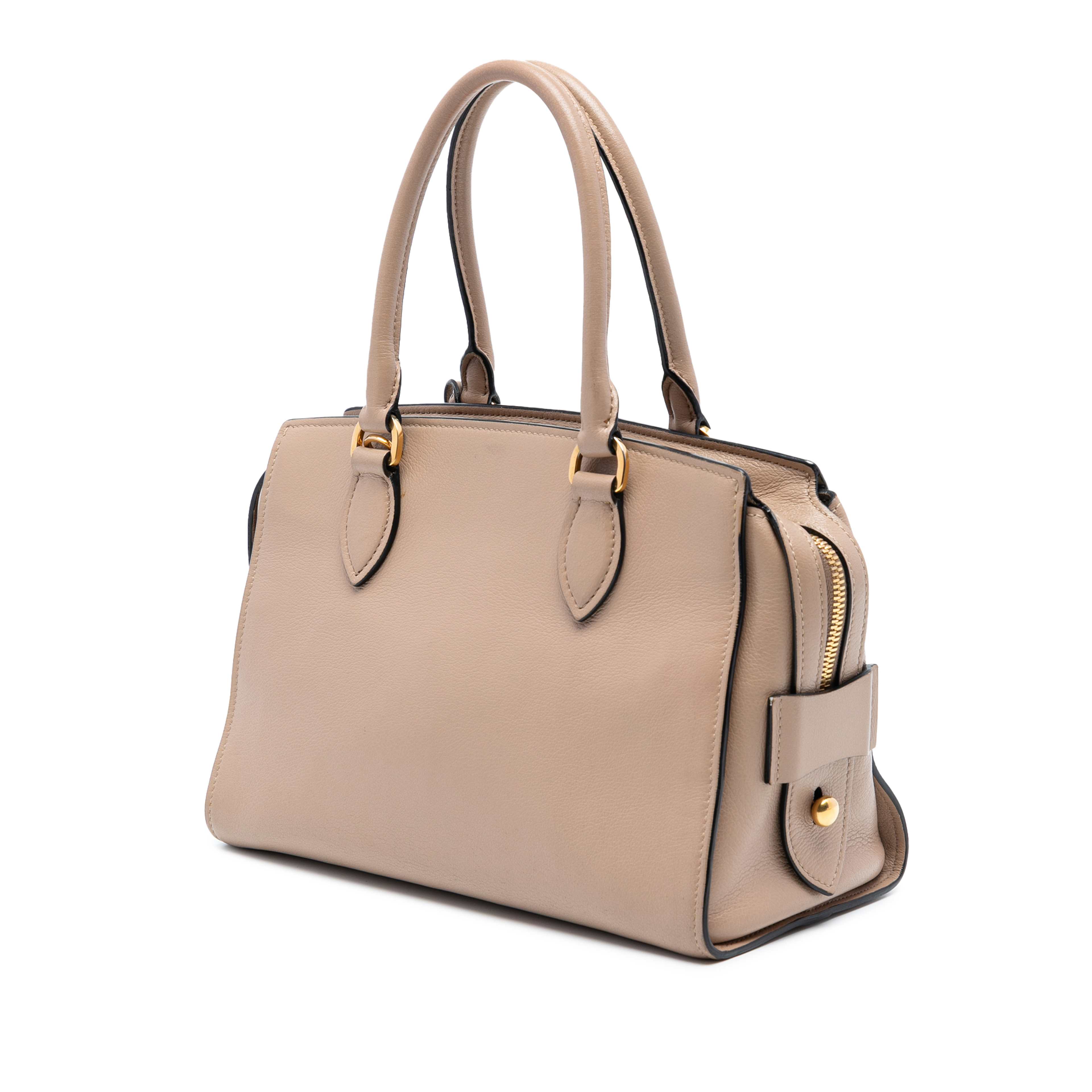 Prada Small City Calf Trimmed Saffiano Top Handle Bag, från Luxclusif, i färgen camel. Klicka för att öppna bilden i stort format