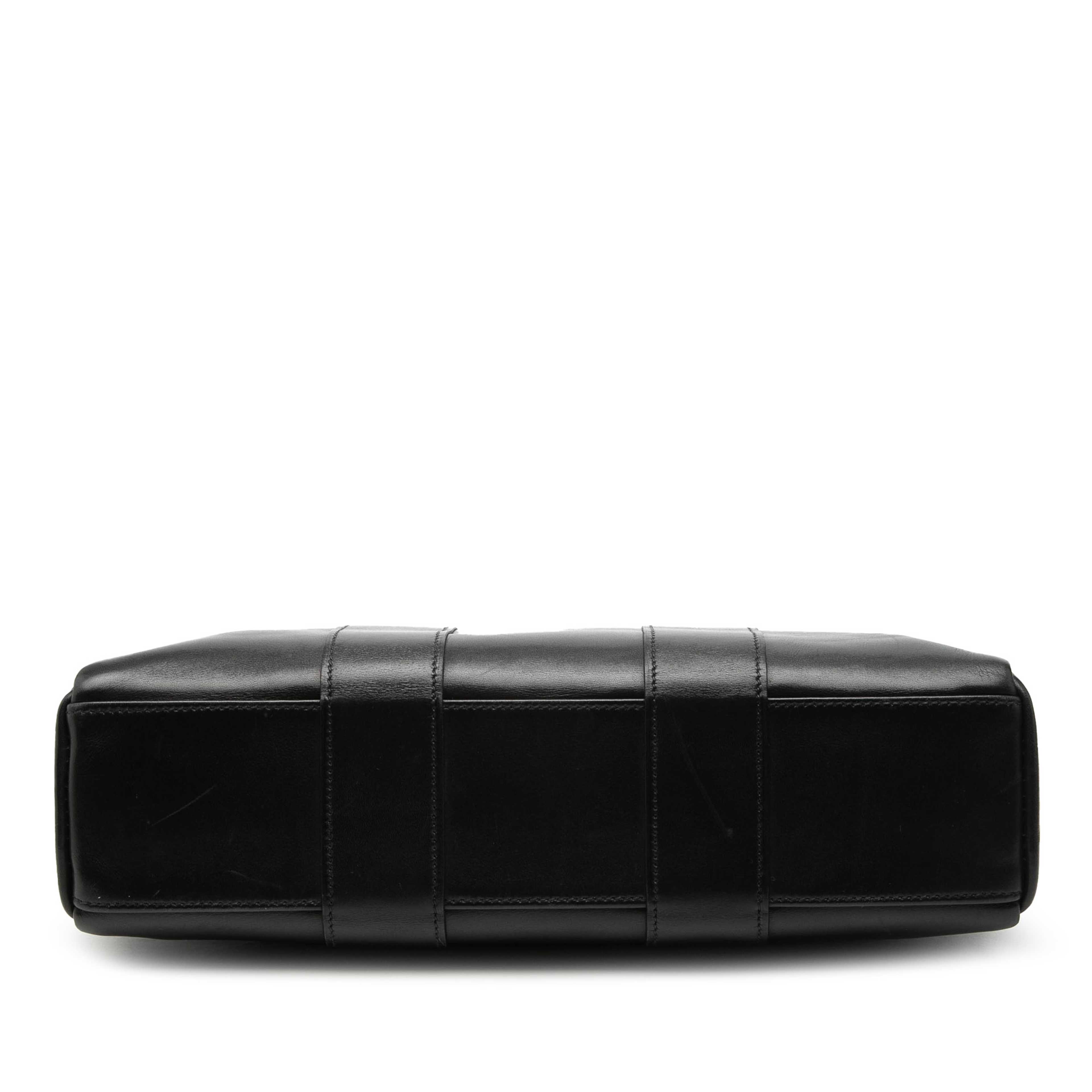 Hermès Box Calf Fourre Tout Pm, från Luxclusif, i färgen black. Klicka för att öppna bilden i stort format