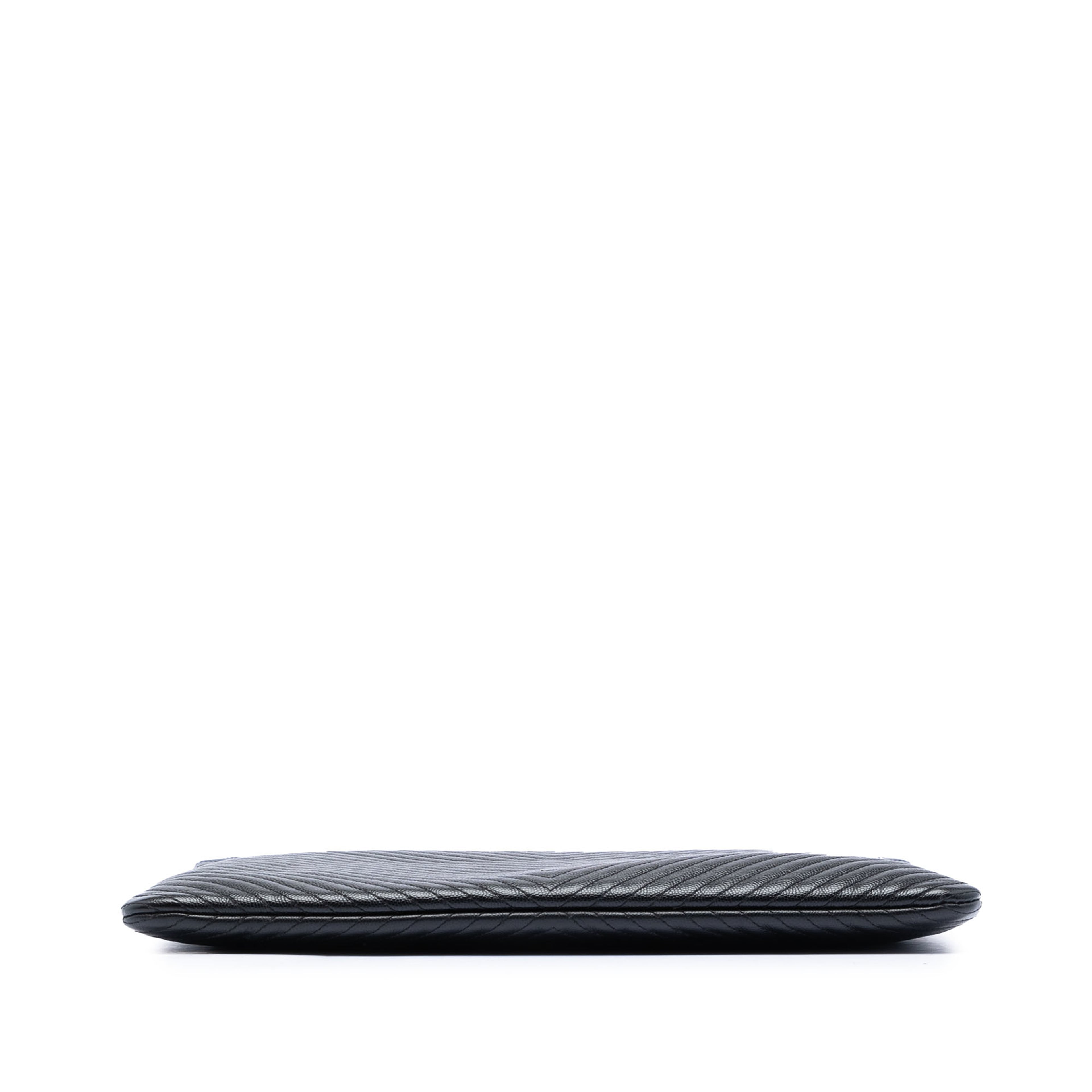 Chanel Large Chevron Caviar O Case Clutch, från Luxclusif, i färgen black. Klicka för att öppna bilden i stort format