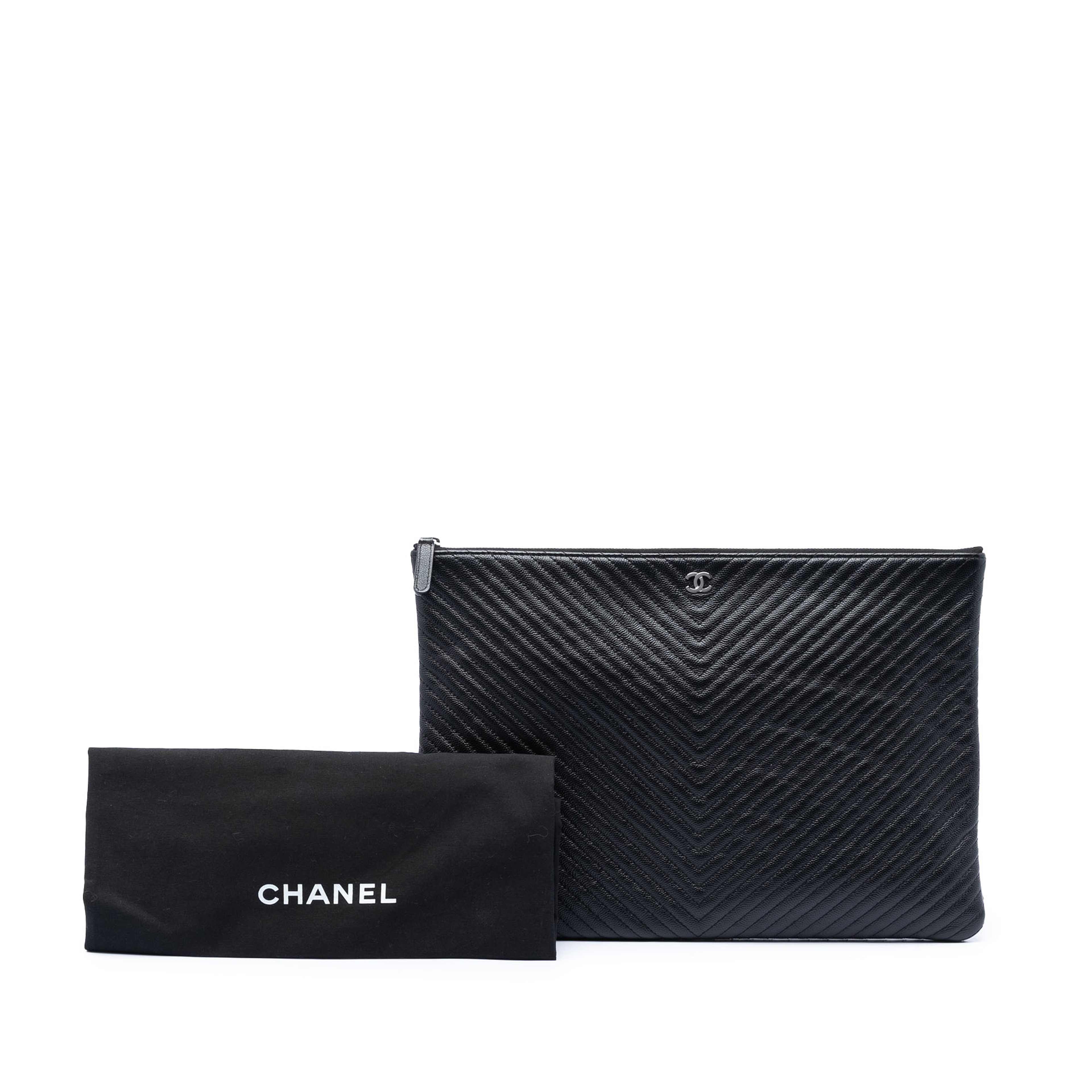 Chanel Large Chevron Caviar O Case Clutch, från Luxclusif, i färgen svart. Klicka för att öppna bilden i stort format