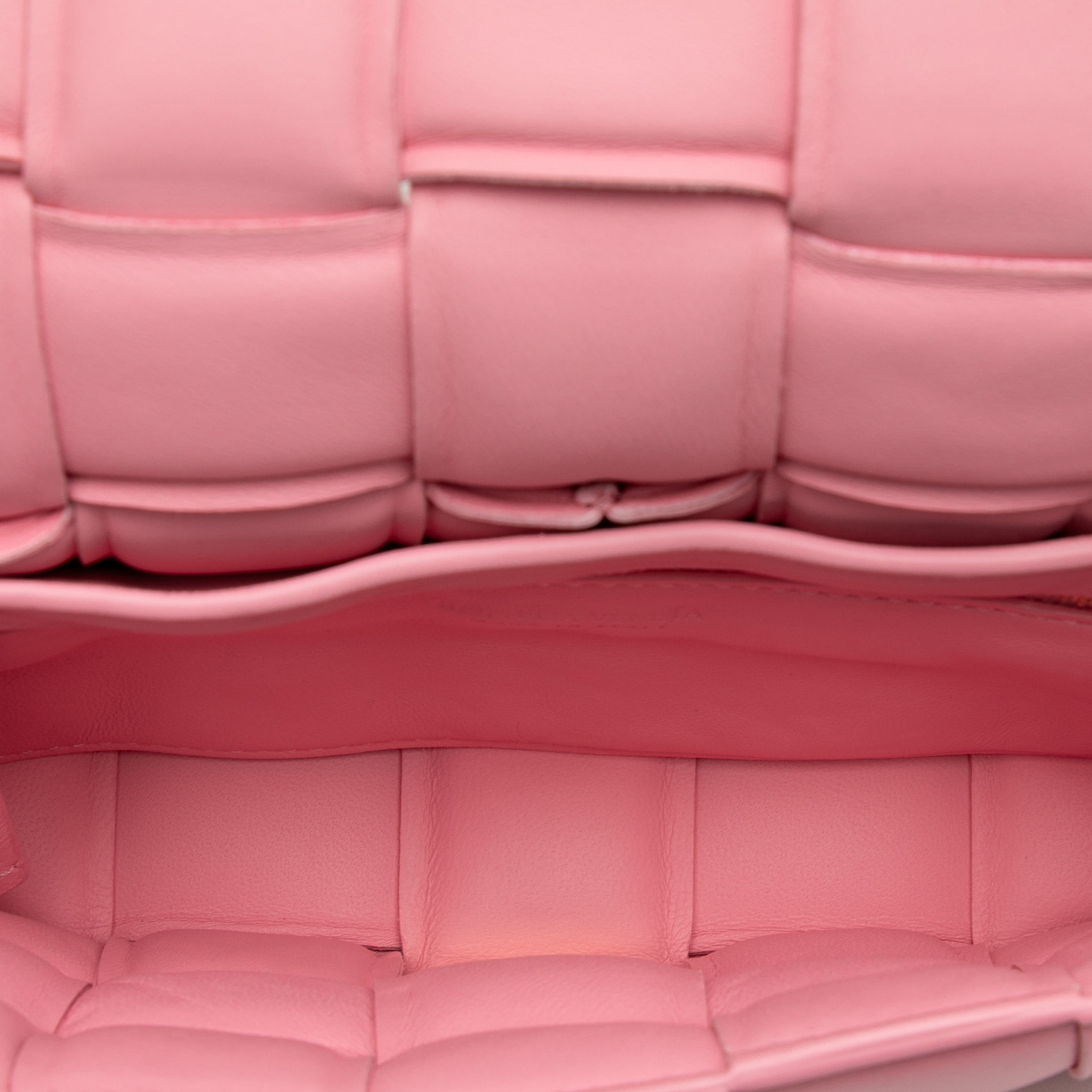 Bottega Veneta Small Nappa Intrecciato Padded Cassette Crossbody, från Luxclusif, i färgen pink. Klicka för att öppna bilden i stort format