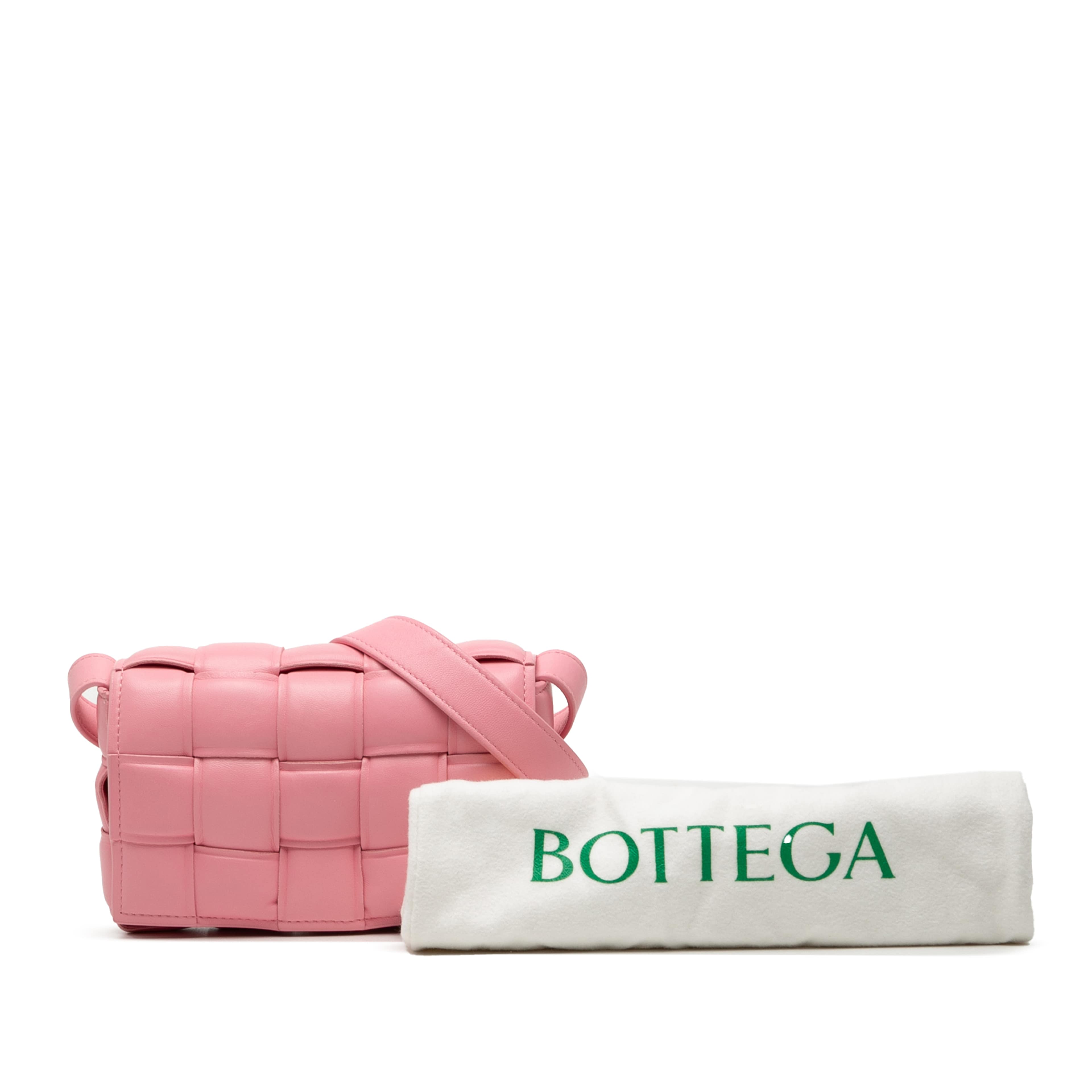 Bottega Veneta Small Nappa Intrecciato Padded Cassette Crossbody, från Luxclusif, i färgen rosa. Klicka för att öppna bilden i stort format