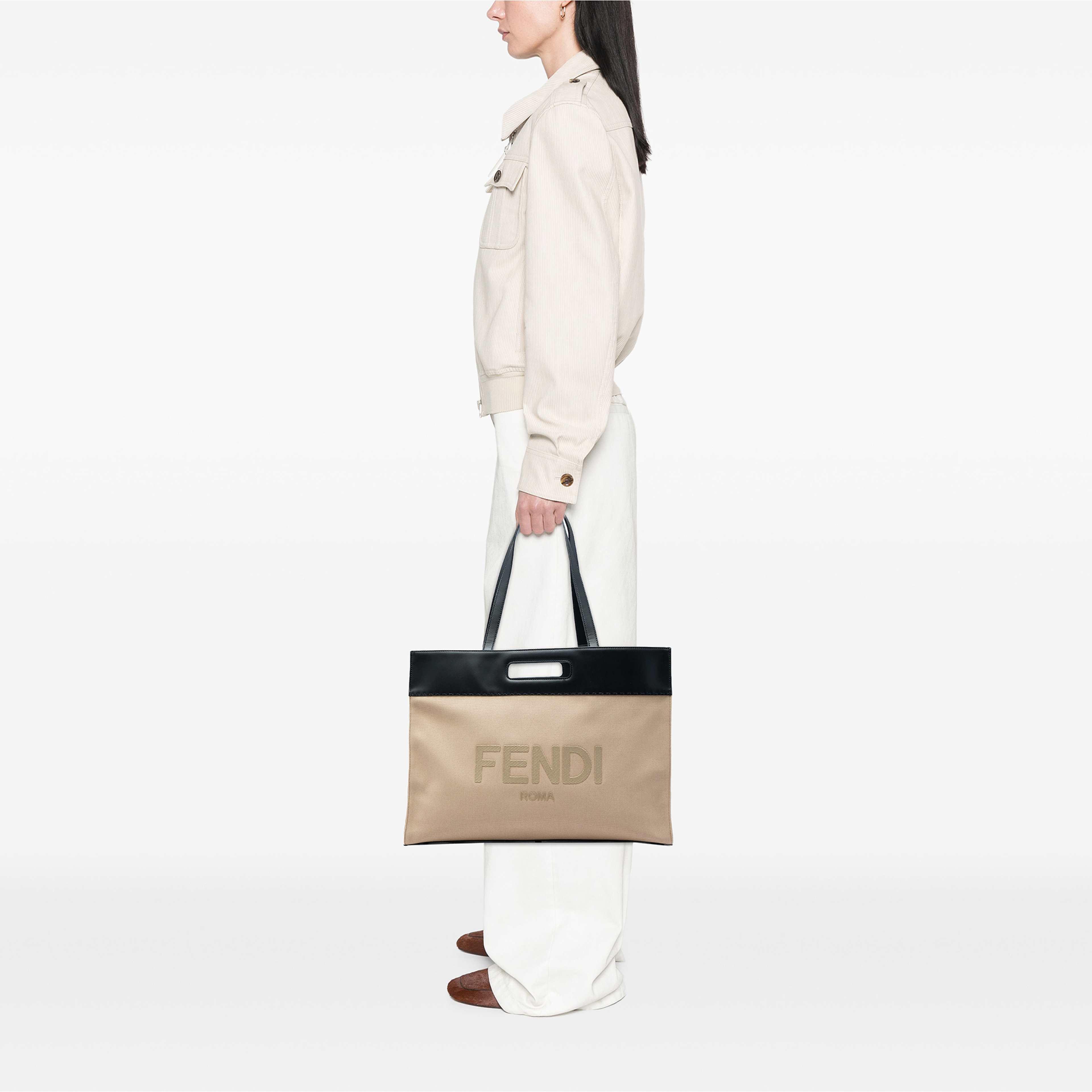Fendi Canvas Logo Cut Out Handle Shopper Tote, från Luxclusif, i färgen beige. Klicka för att öppna bilden i stort format