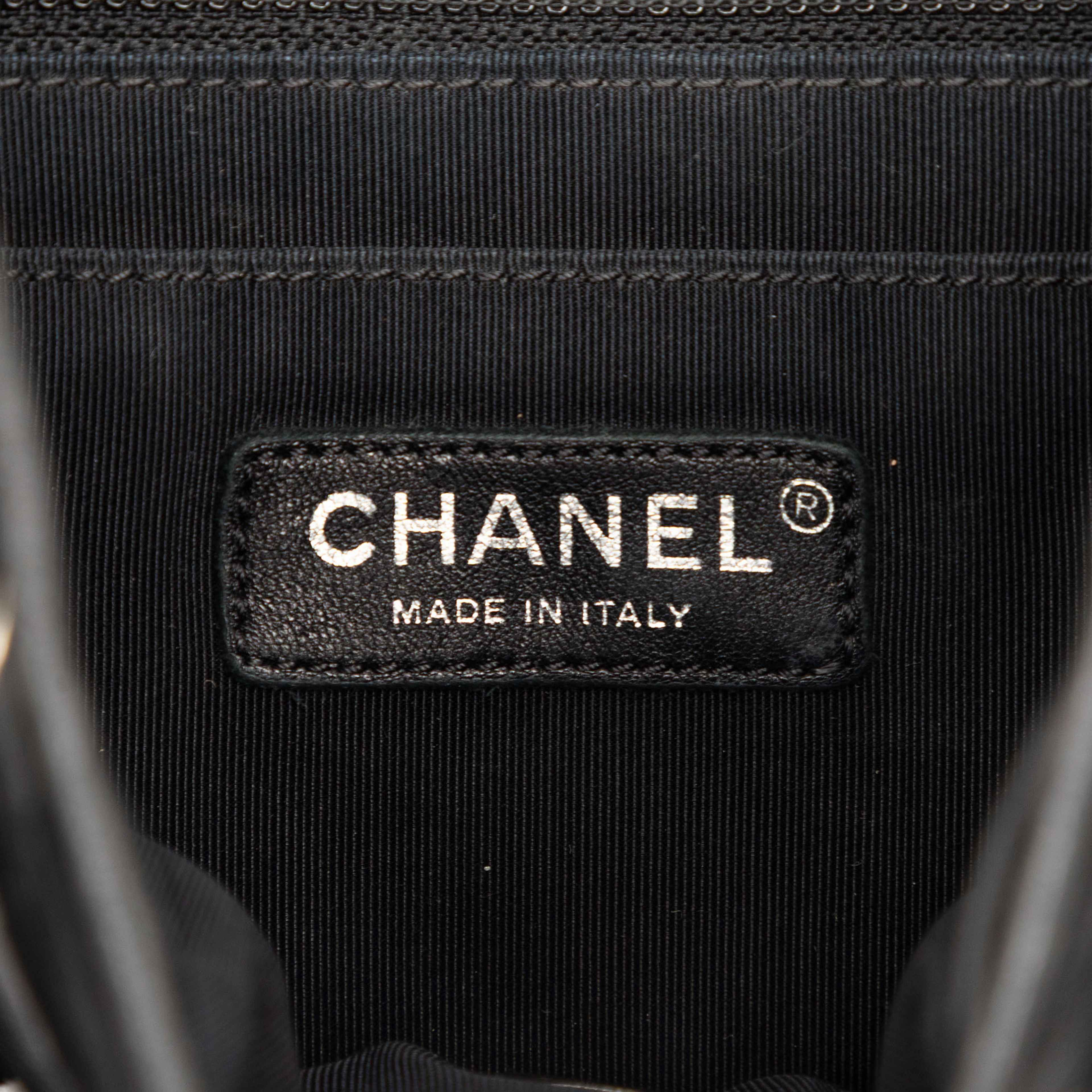 Chanel Small Lambskin Urban Spirit Backpack, från Luxclusif, i färgen svart. Klicka för att öppna bilden i stort format