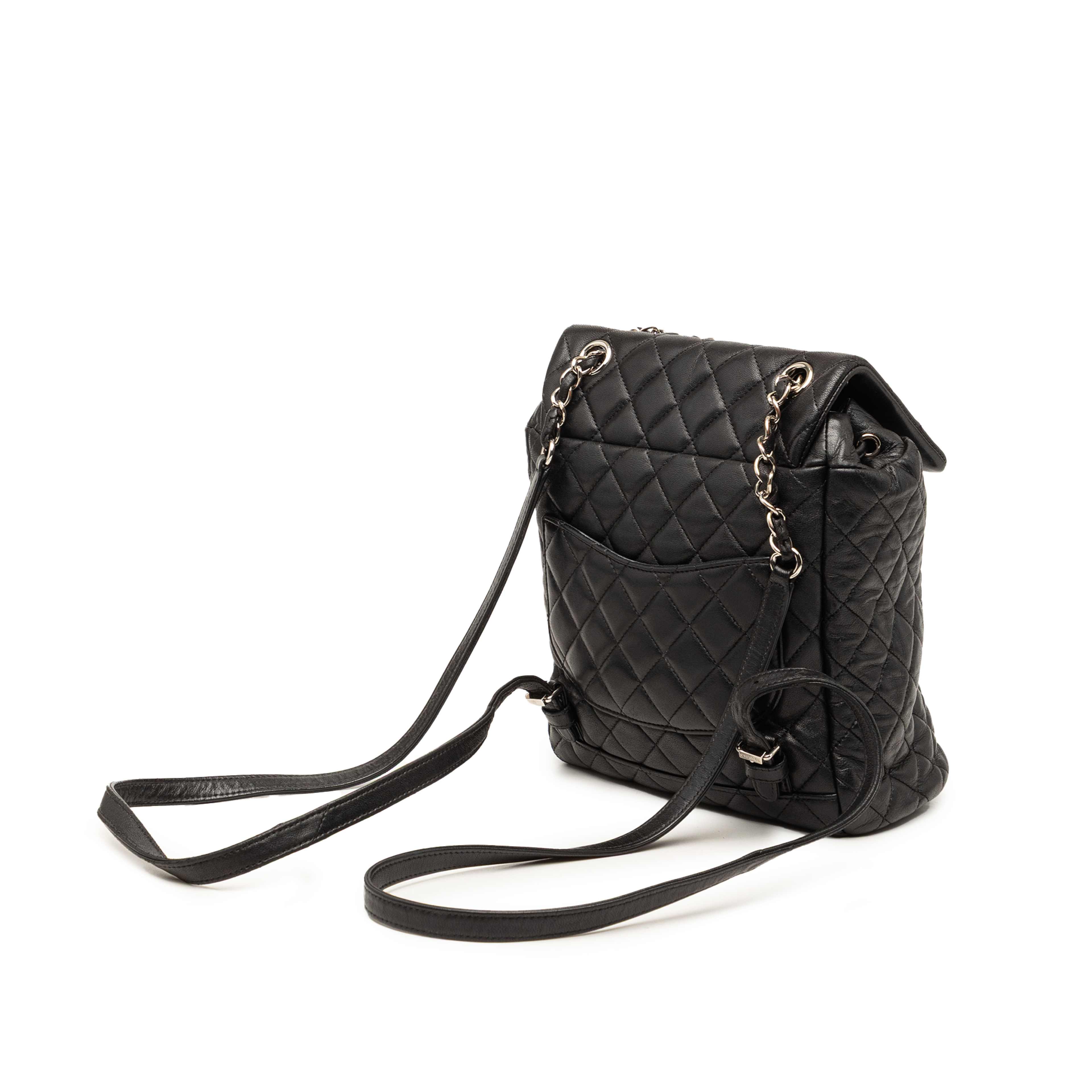 Chanel Small Lambskin Urban Spirit Backpack, från Luxclusif, i färgen svart. Klicka för att öppna bilden i stort format