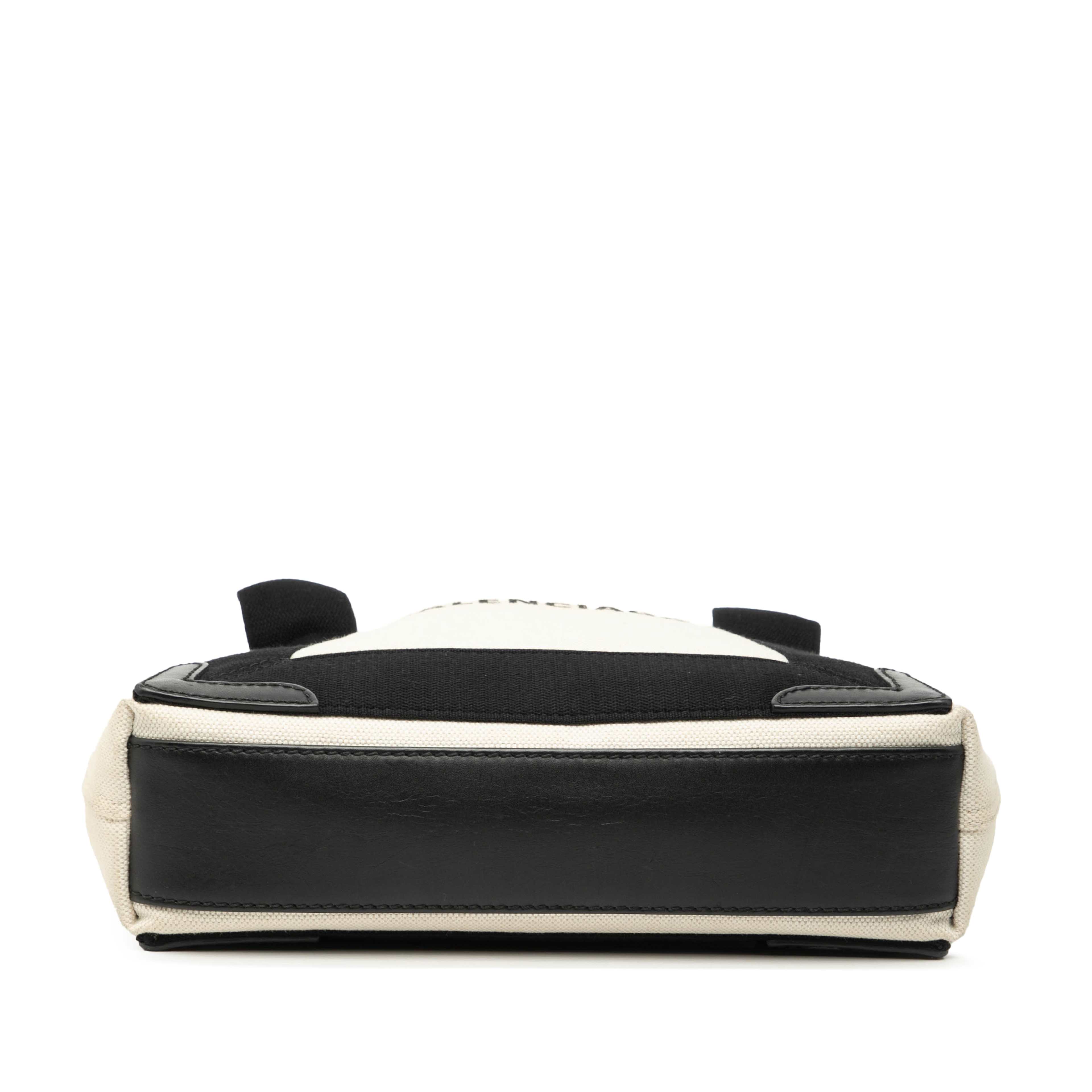 Balenciaga Canvas Navy Cabas Xs, från Luxclusif, i färgen white. Klicka för att öppna bilden i stort format