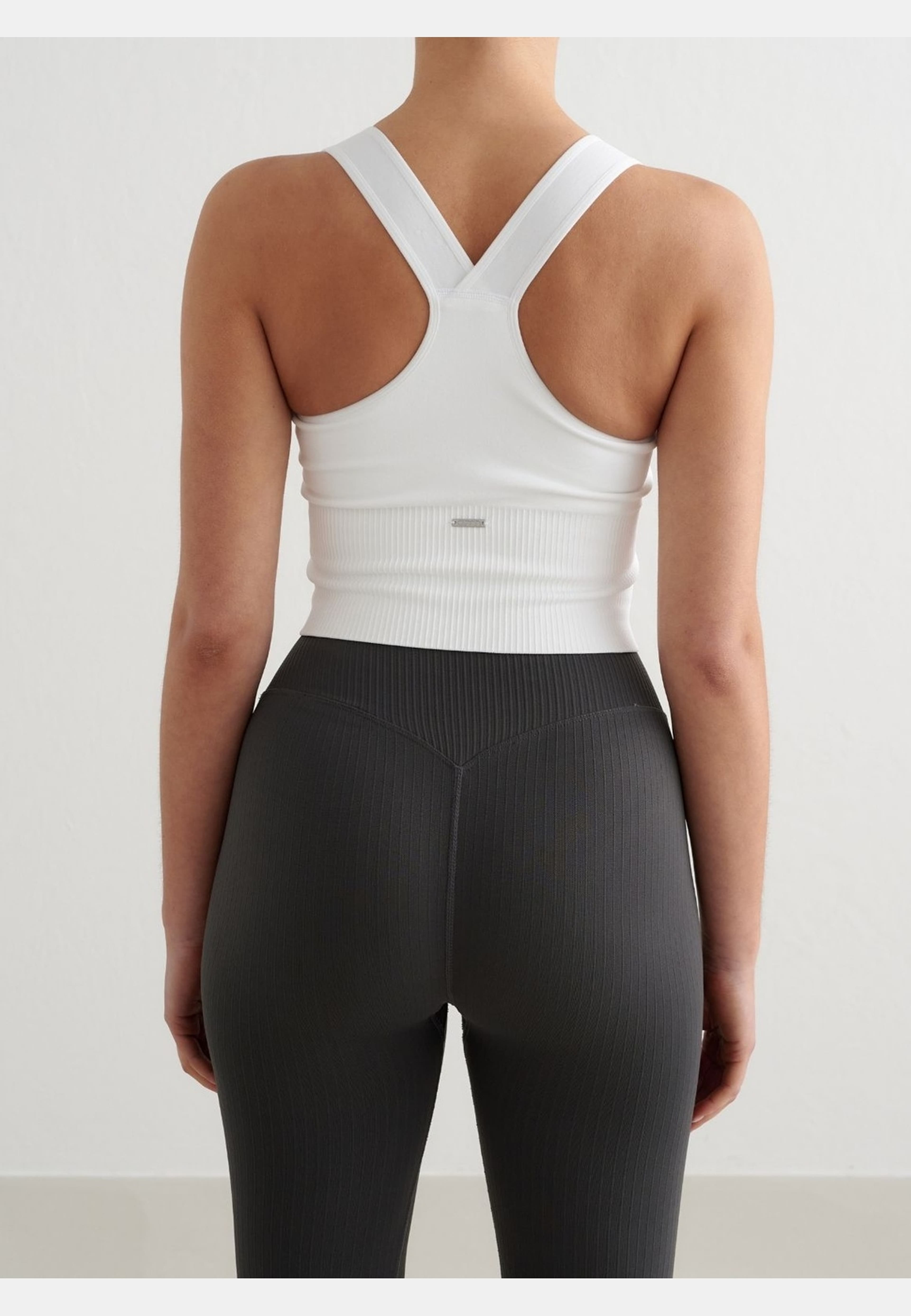 Ribbed Seamless High Support Bralette, från aim'n, i färgen white. Klicka för att öppna bilden i stort format