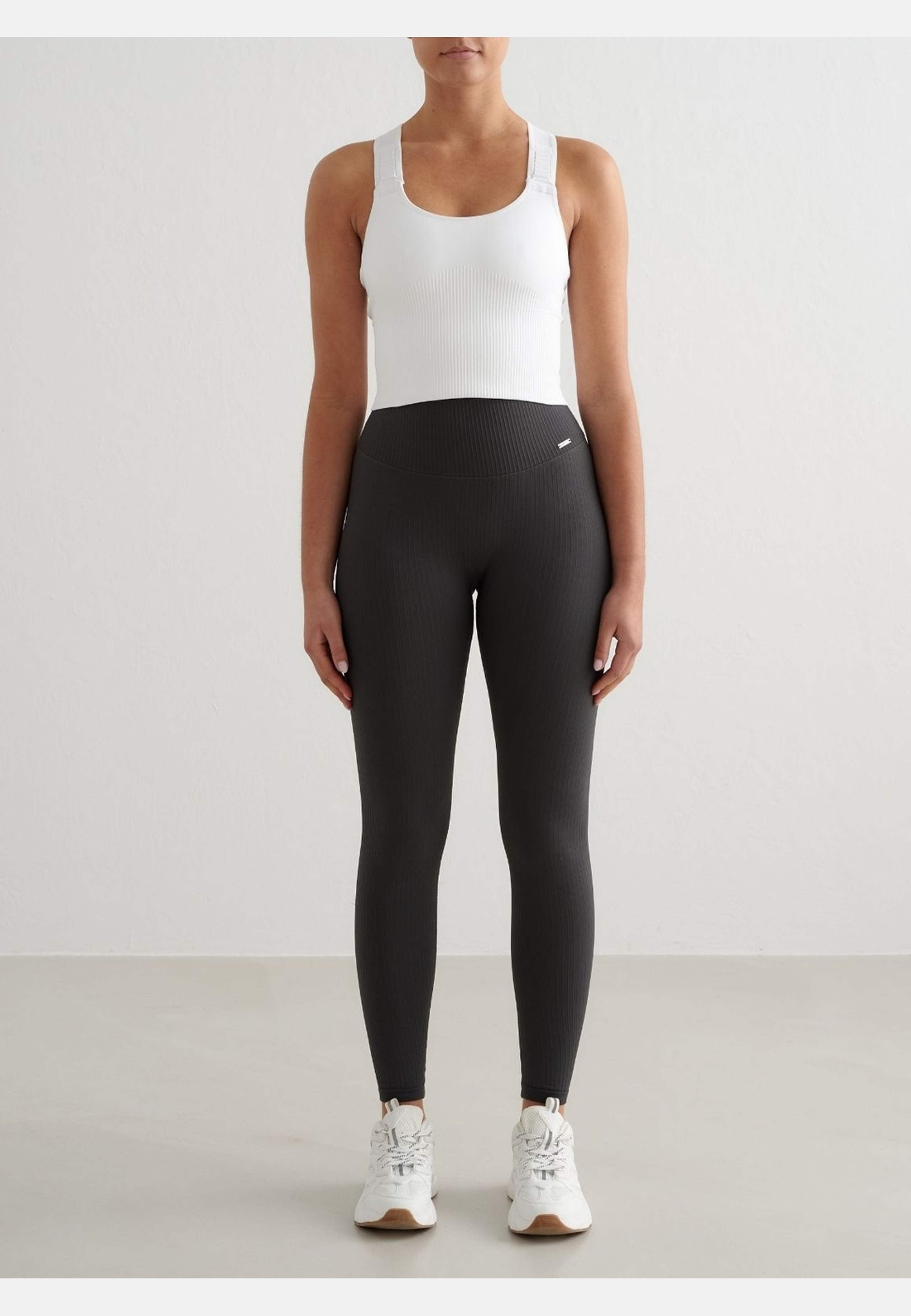 Ribbed Seamless High Support Bralette, från aim'n, i färgen white. Klicka för att öppna bilden i stort format