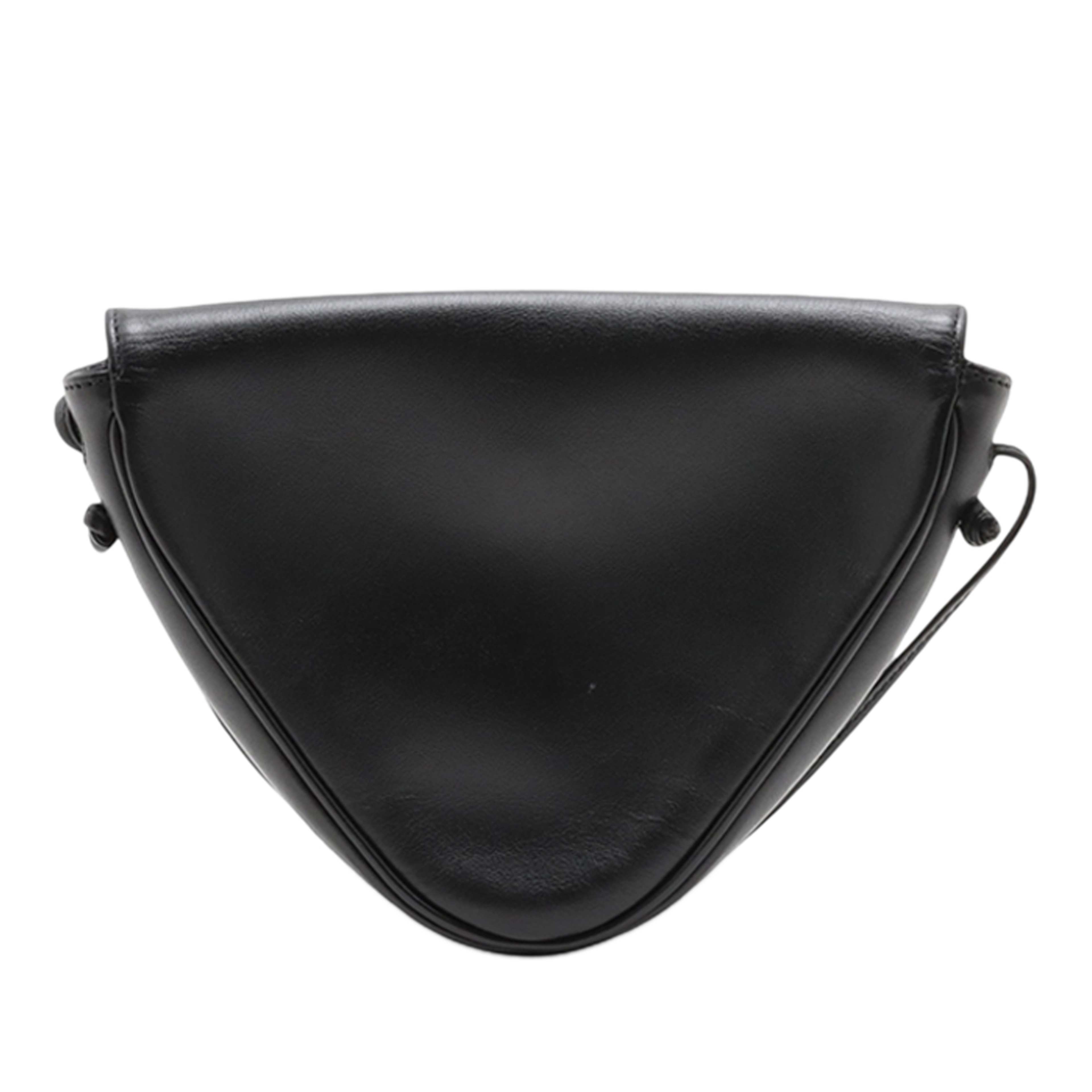 Celine Smooth Calfskin Logo Triangle Crossbody, från Luxclusif, i färgen black. Klicka för att öppna bilden i stort format