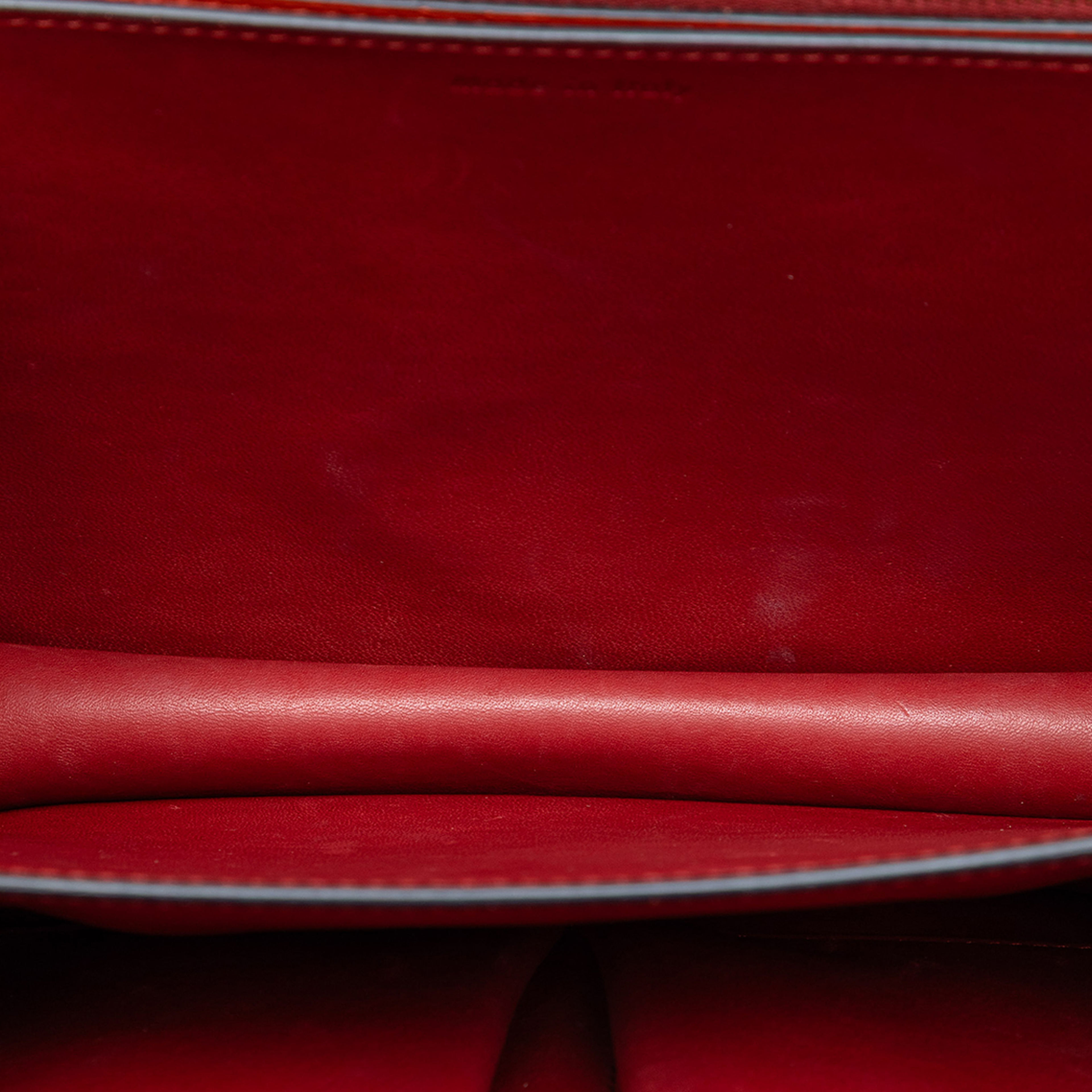 Celine Medium Calfskin Classic Box, från Luxclusif, i färgen red. Klicka för att öppna bilden i stort format