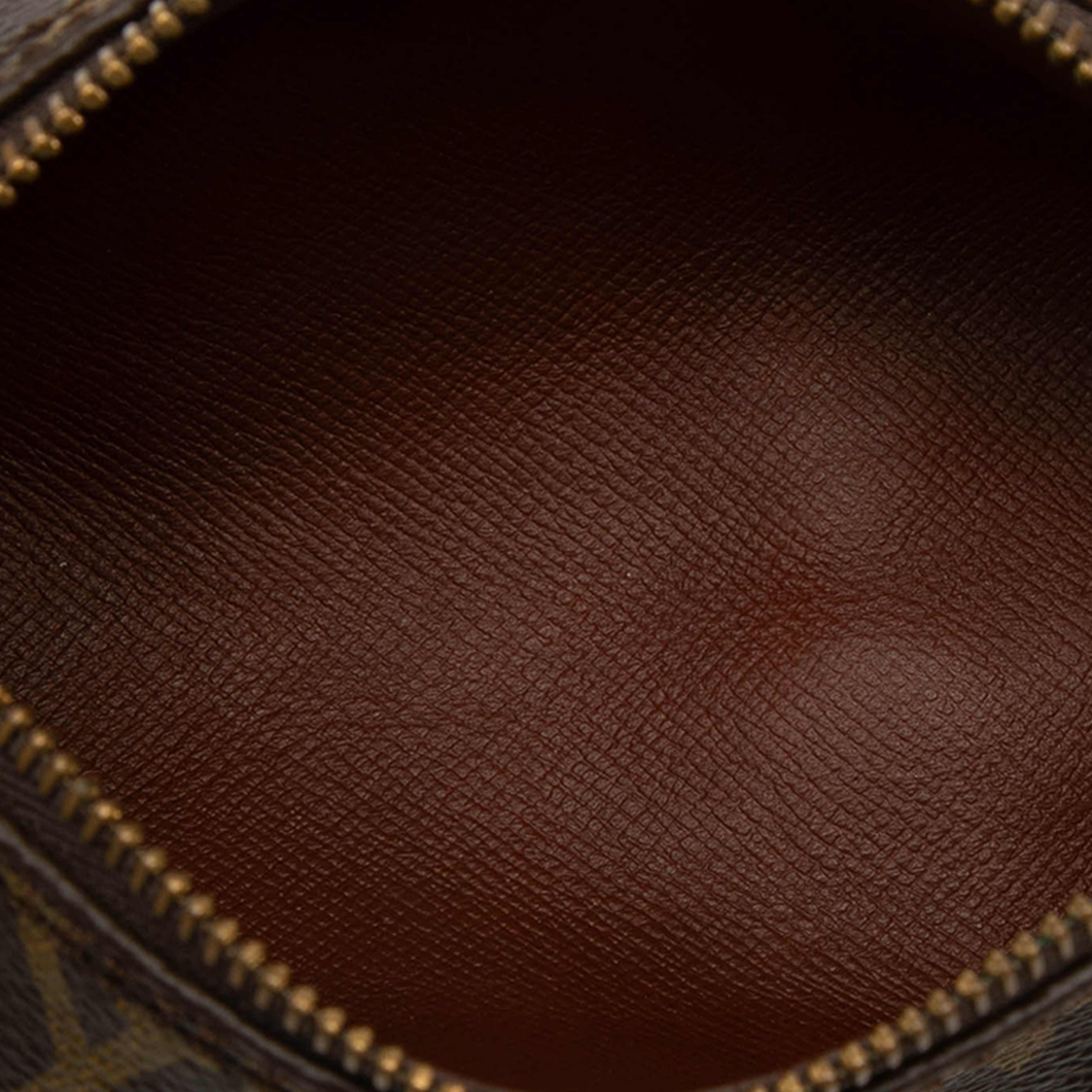 Louis Vuitton Monogram Papillon Pochette, från Luxclusif, i färgen brown. Klicka för att öppna bilden i stort format