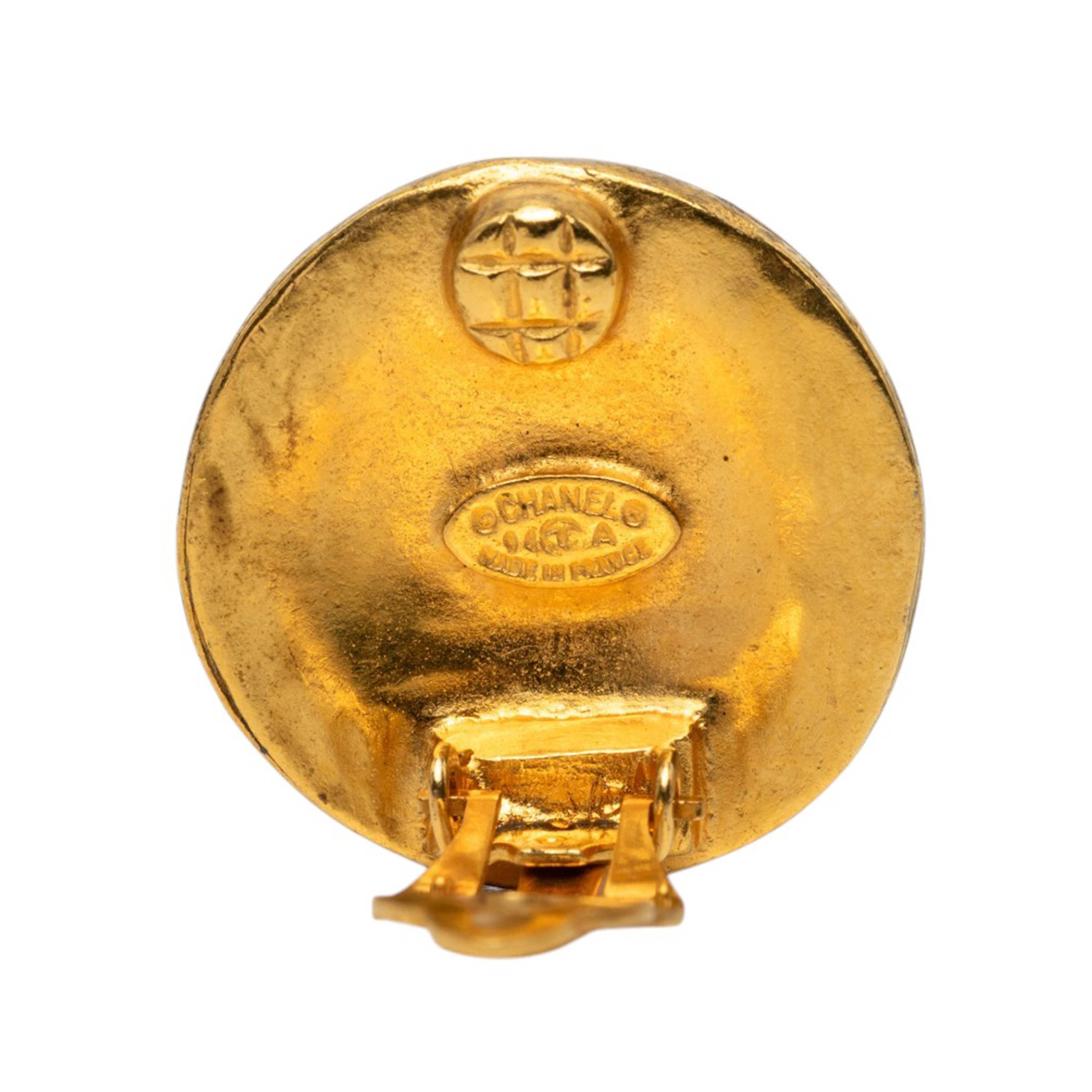 Chanel Cc Gold Plated Arabesque Round Clip On Earrings, från Luxclusif, i färgen guld. Klicka för att öppna bilden i stort format