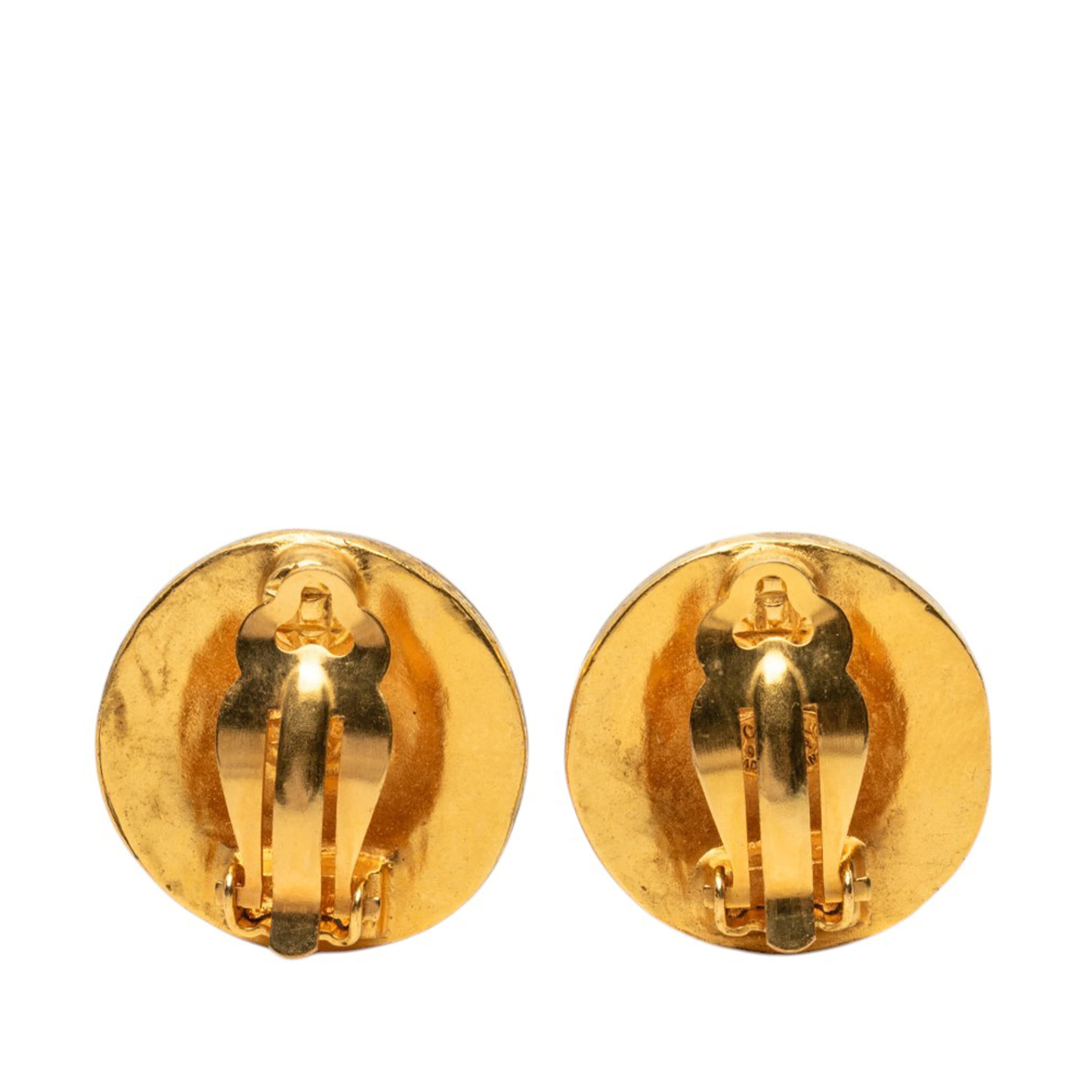 Chanel Cc Gold Plated Arabesque Round Clip On Earrings, från Luxclusif, i färgen guld. Klicka för att öppna bilden i stort format