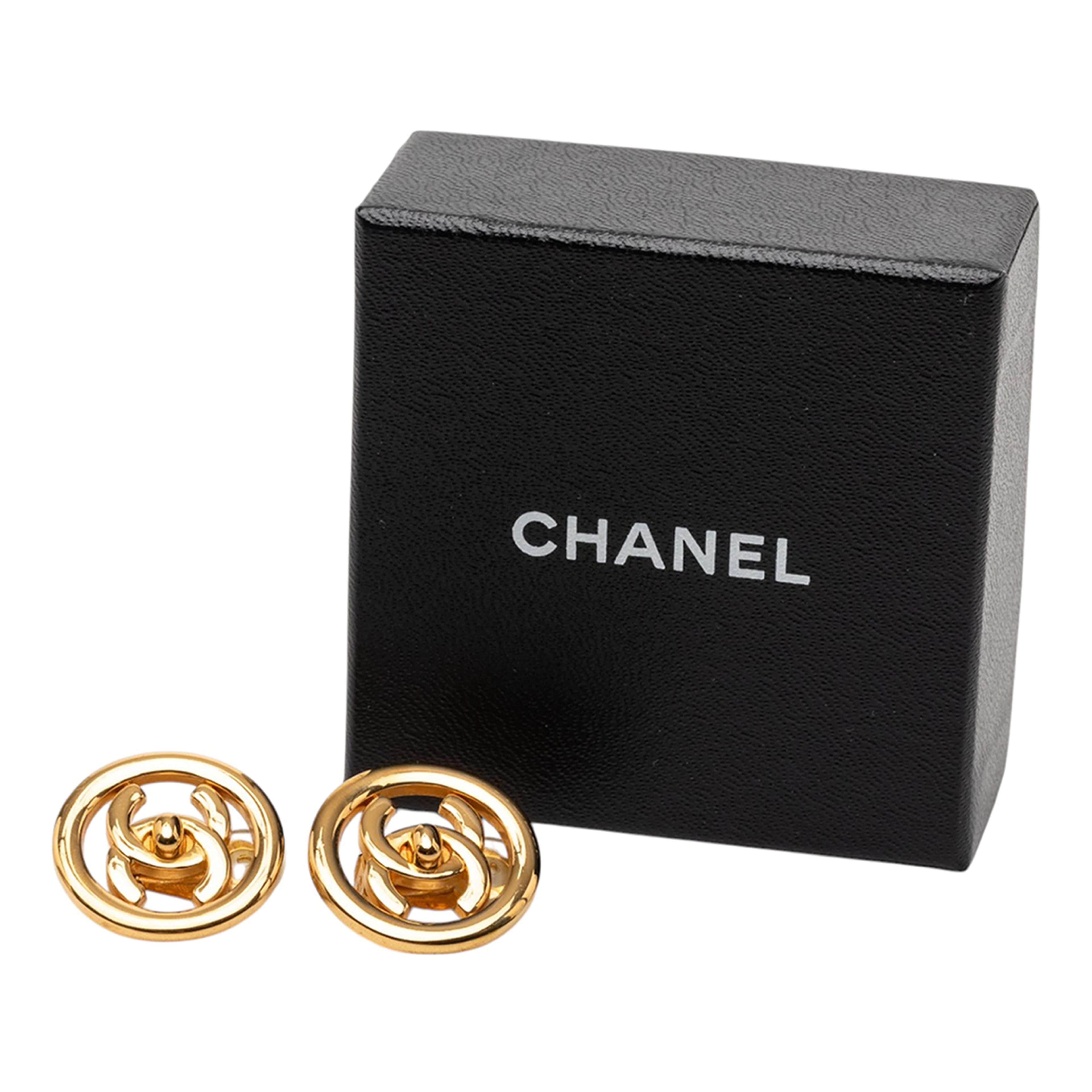 Chanel Cc Gold Plated Turn Lock Clip On Earrings, från Luxclusif, i färgen gold. Klicka för att öppna bilden i stort format