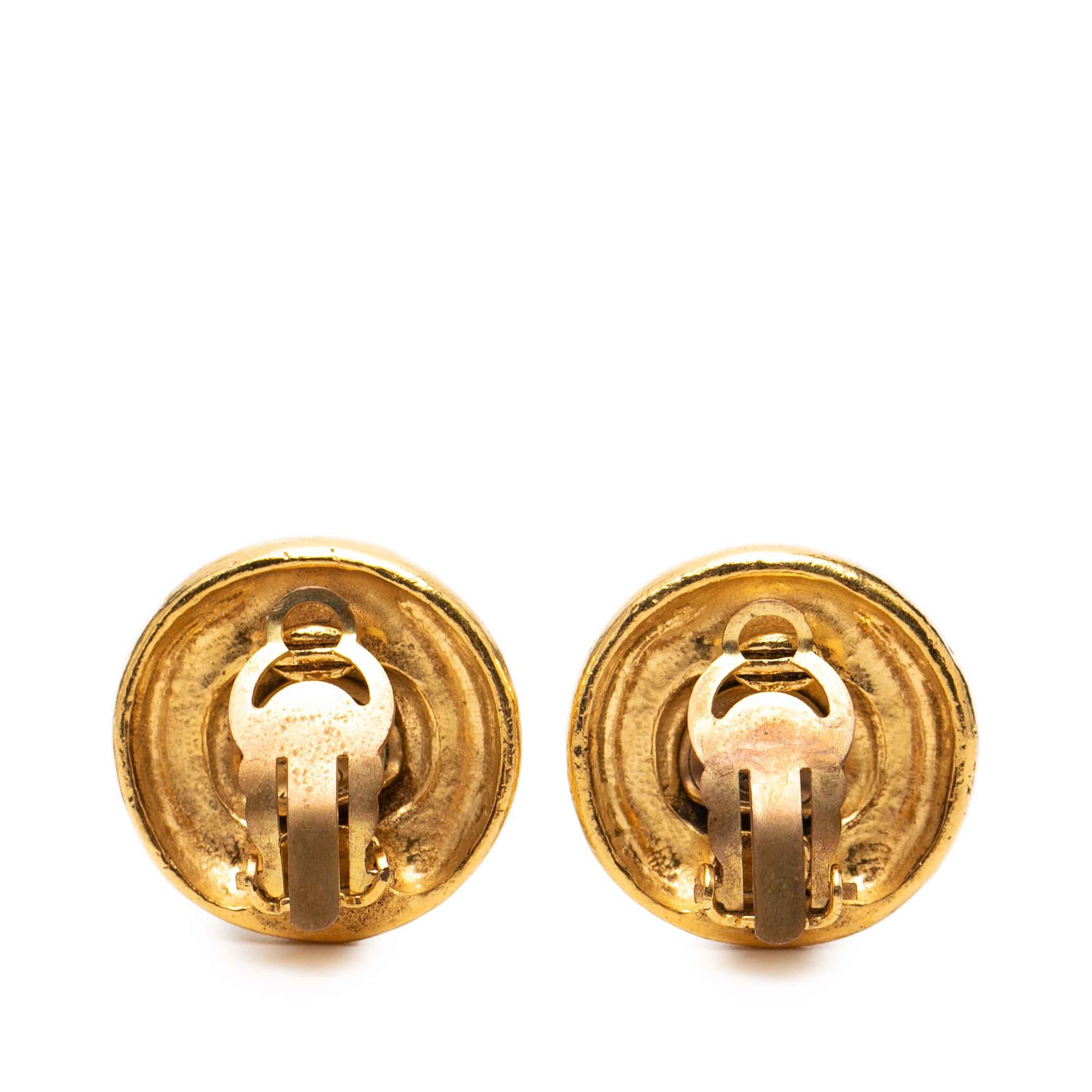 Chanel Gold Plated Rhinestone Rope Border Clip On Earrings, från Luxclusif, i färgen guld. Klicka för att öppna bilden i stort format