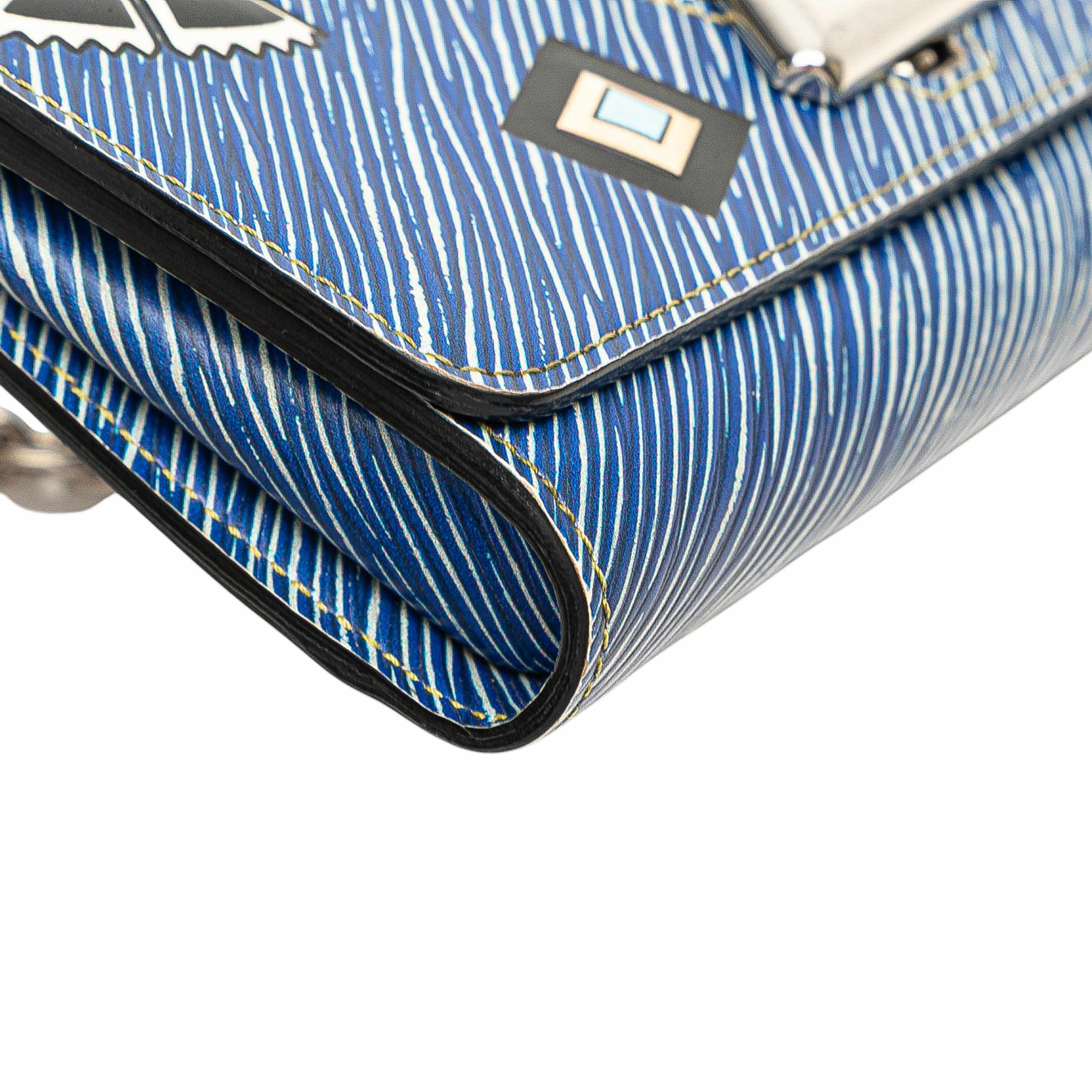 Louis Vuitton Epi Denim Twist Azteque Wallet On Chain, från Luxclusif, i färgen blue. Klicka för att öppna bilden i stort format