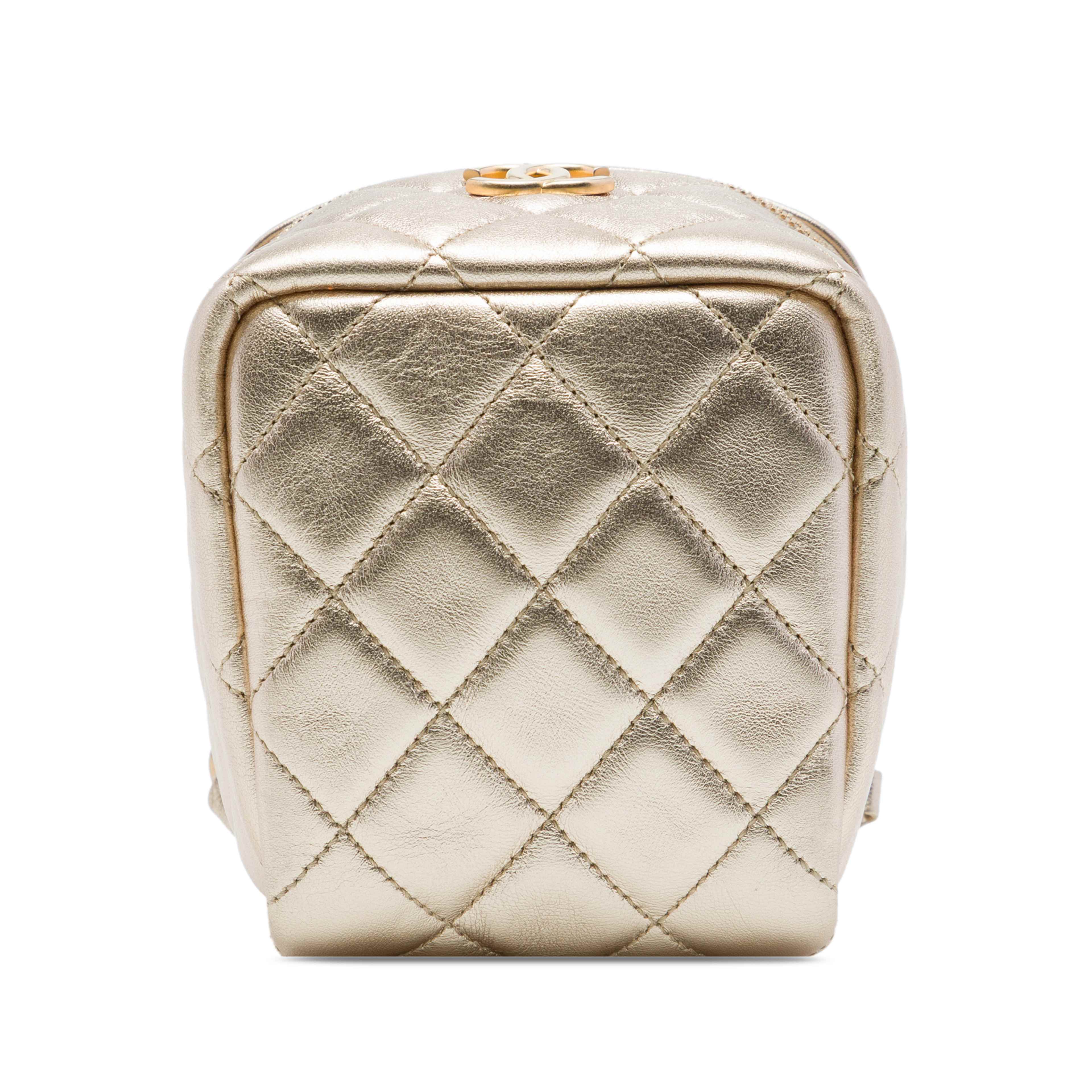 Chanel Cc Quilted Metallic Lambskin Cube Zip Clutch With Chain, från Luxclusif, i färgen guld. Klicka för att öppna bilden i stort format