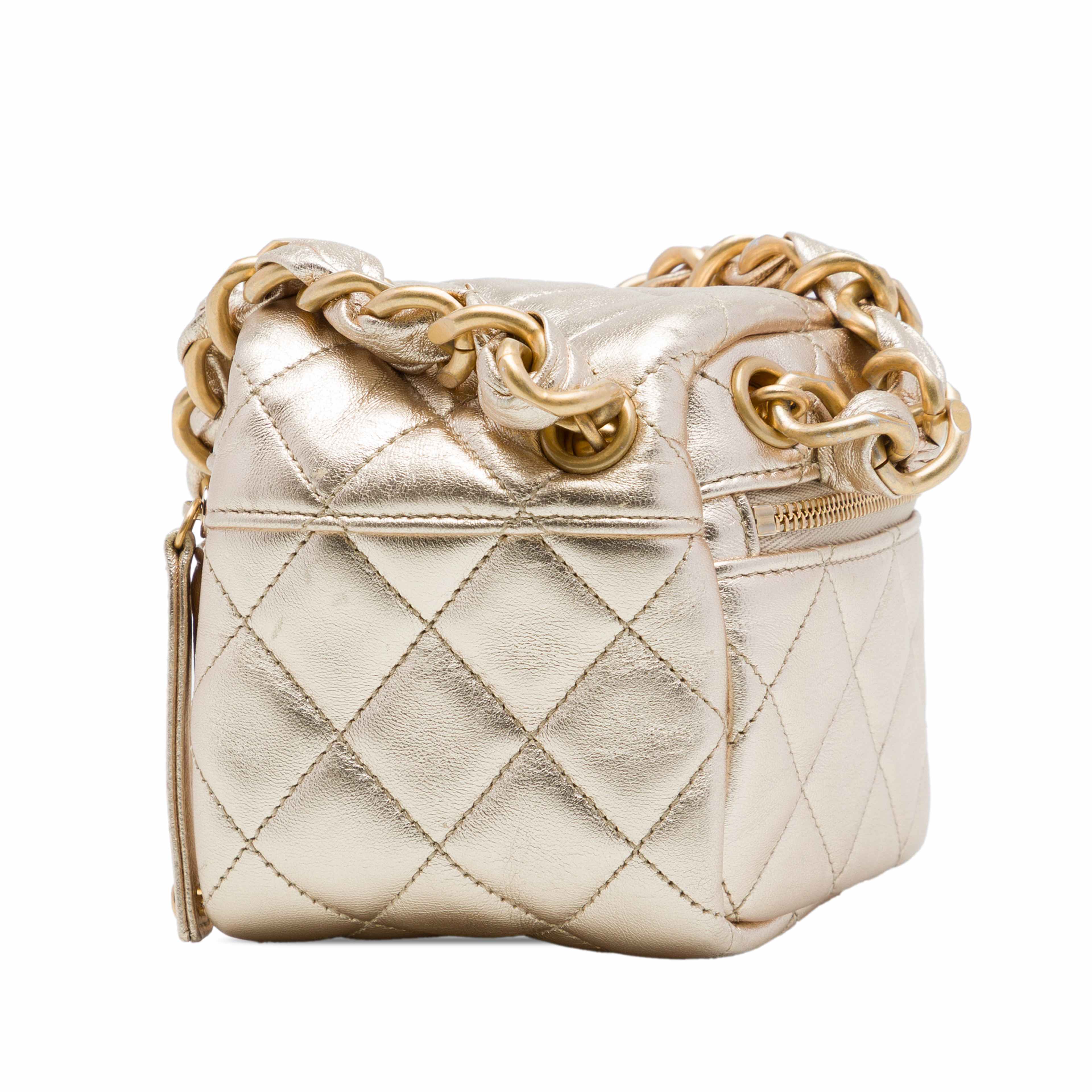 Chanel Cc Quilted Metallic Lambskin Cube Zip Clutch With Chain, från Luxclusif, i färgen guld. Klicka för att öppna bilden i stort format