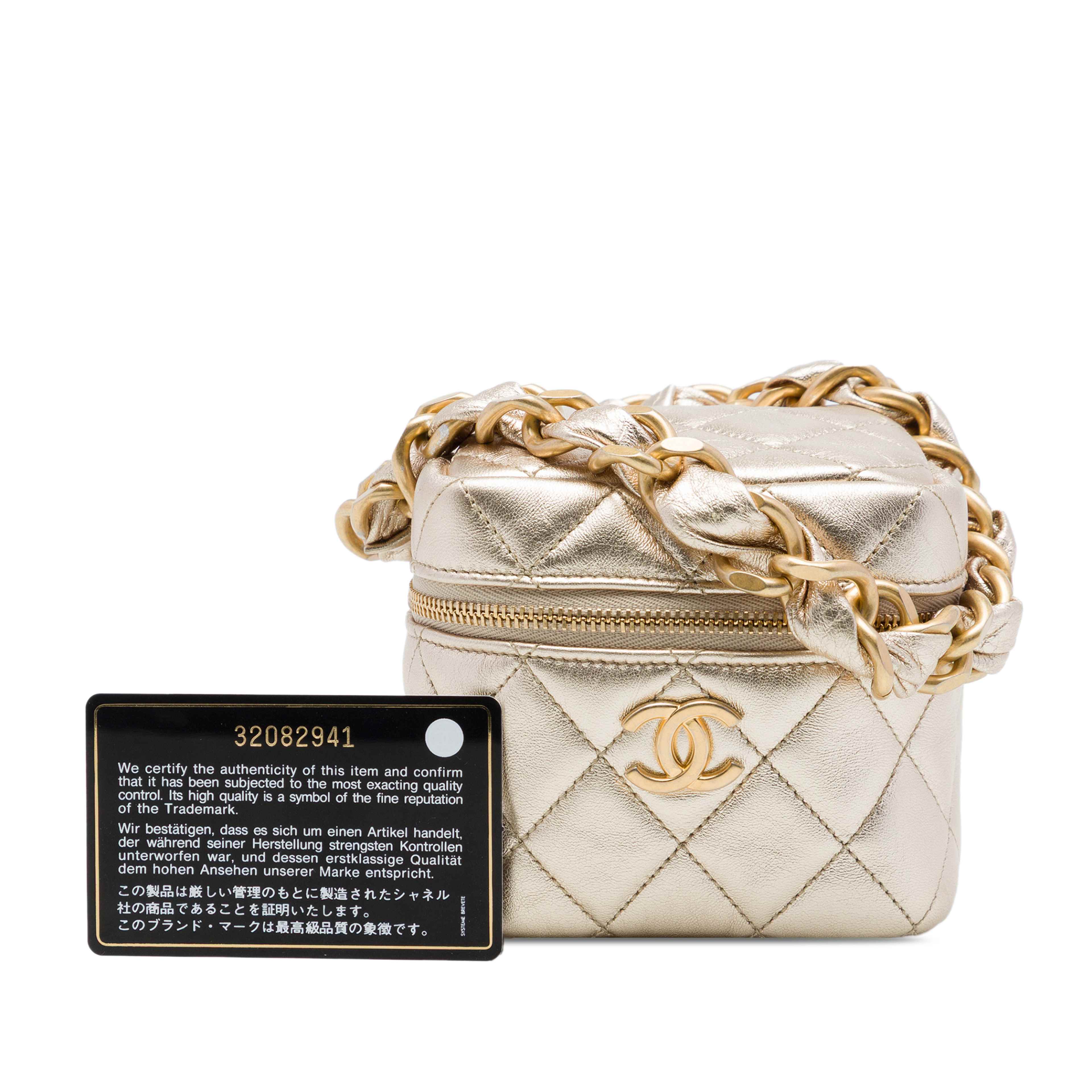 Chanel Cc Quilted Metallic Lambskin Cube Zip Clutch With Chain, från Luxclusif, i färgen guld. Klicka för att öppna bilden i stort format