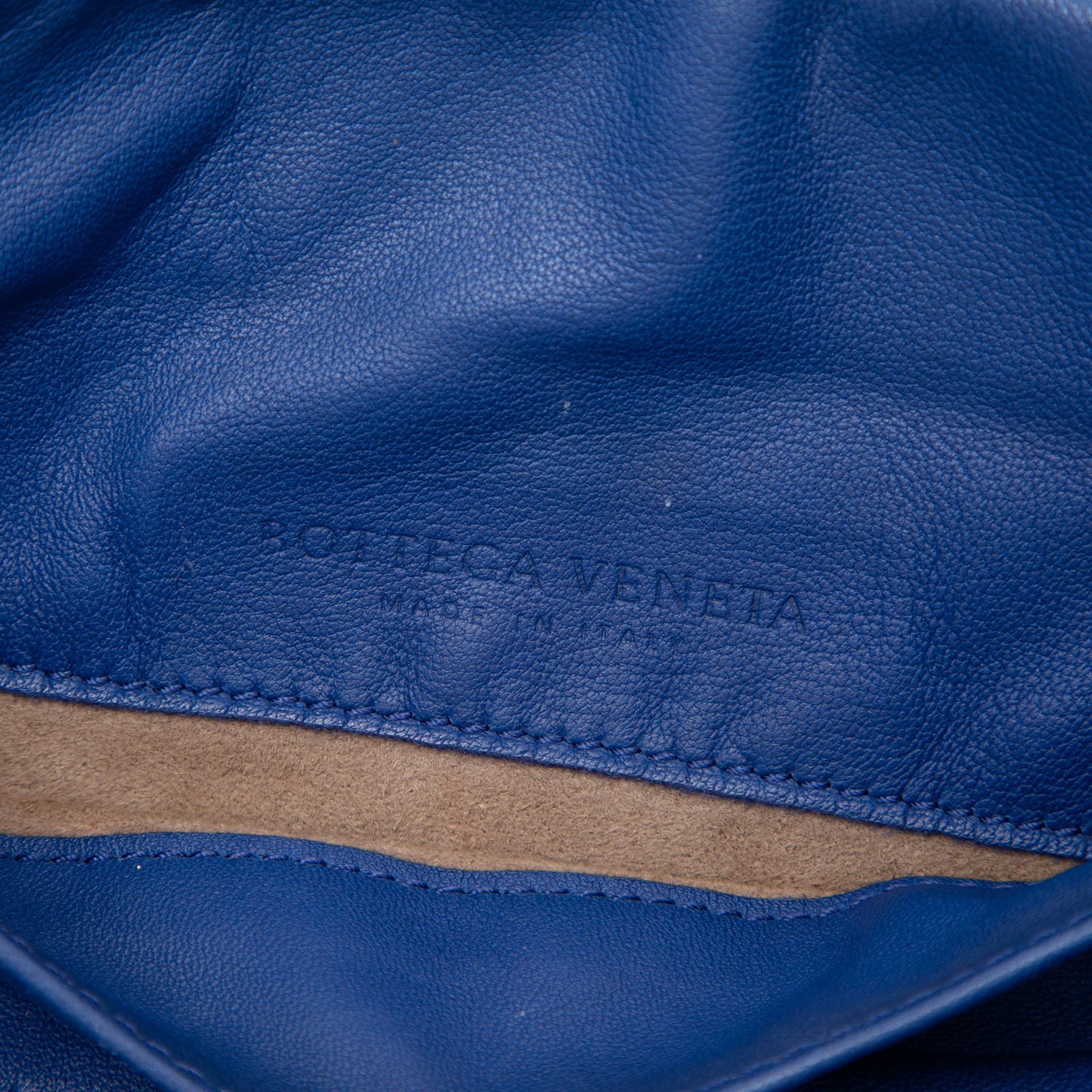 Bottega Veneta Mini Nappa Intrecciato Expandable Chain Flap Crossbody, från Luxclusif, i färgen blå. Klicka för att öppna bilden i stort format