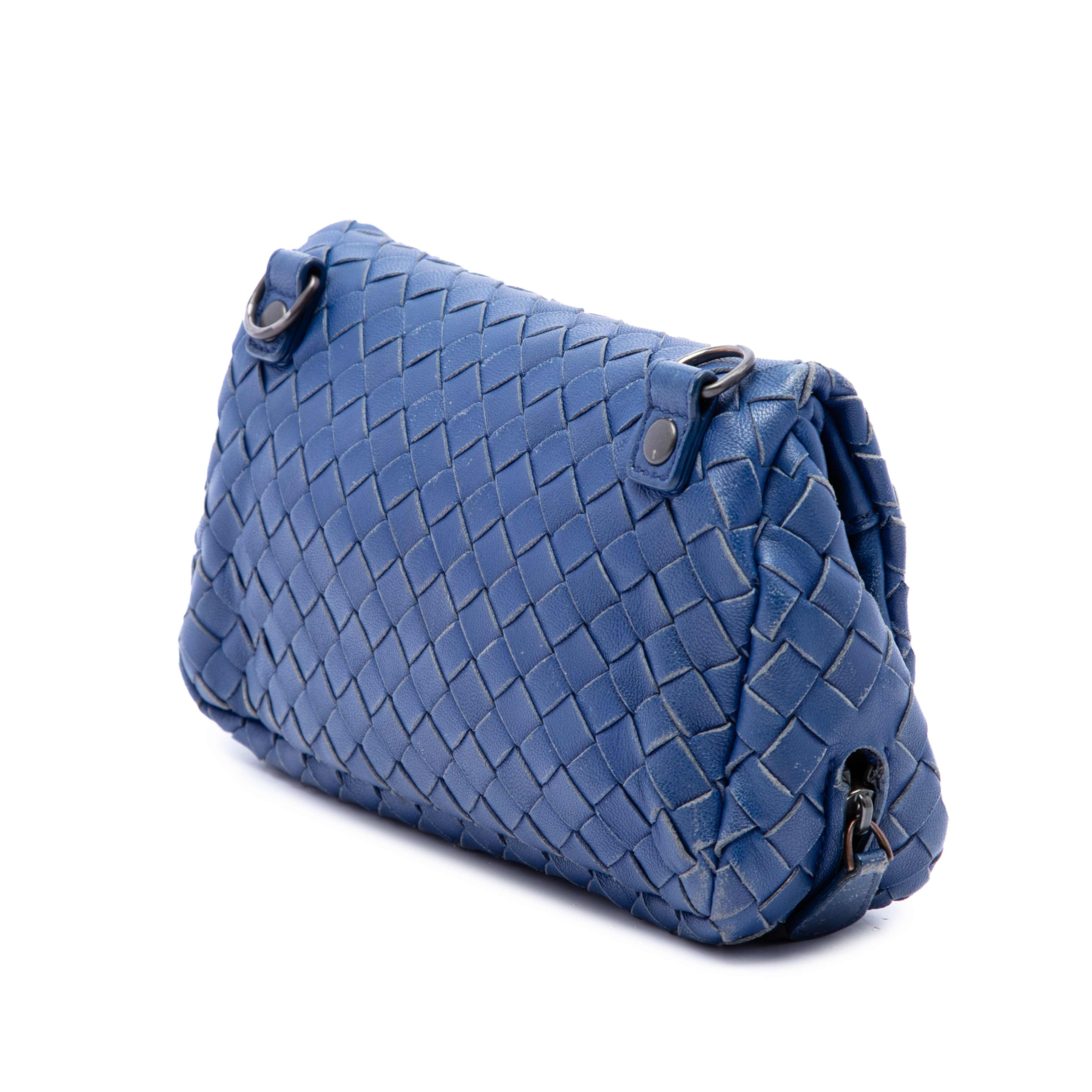 Bottega Veneta Mini Nappa Intrecciato Expandable Chain Flap Crossbody, från Luxclusif, i färgen blå. Klicka för att öppna bilden i stort format