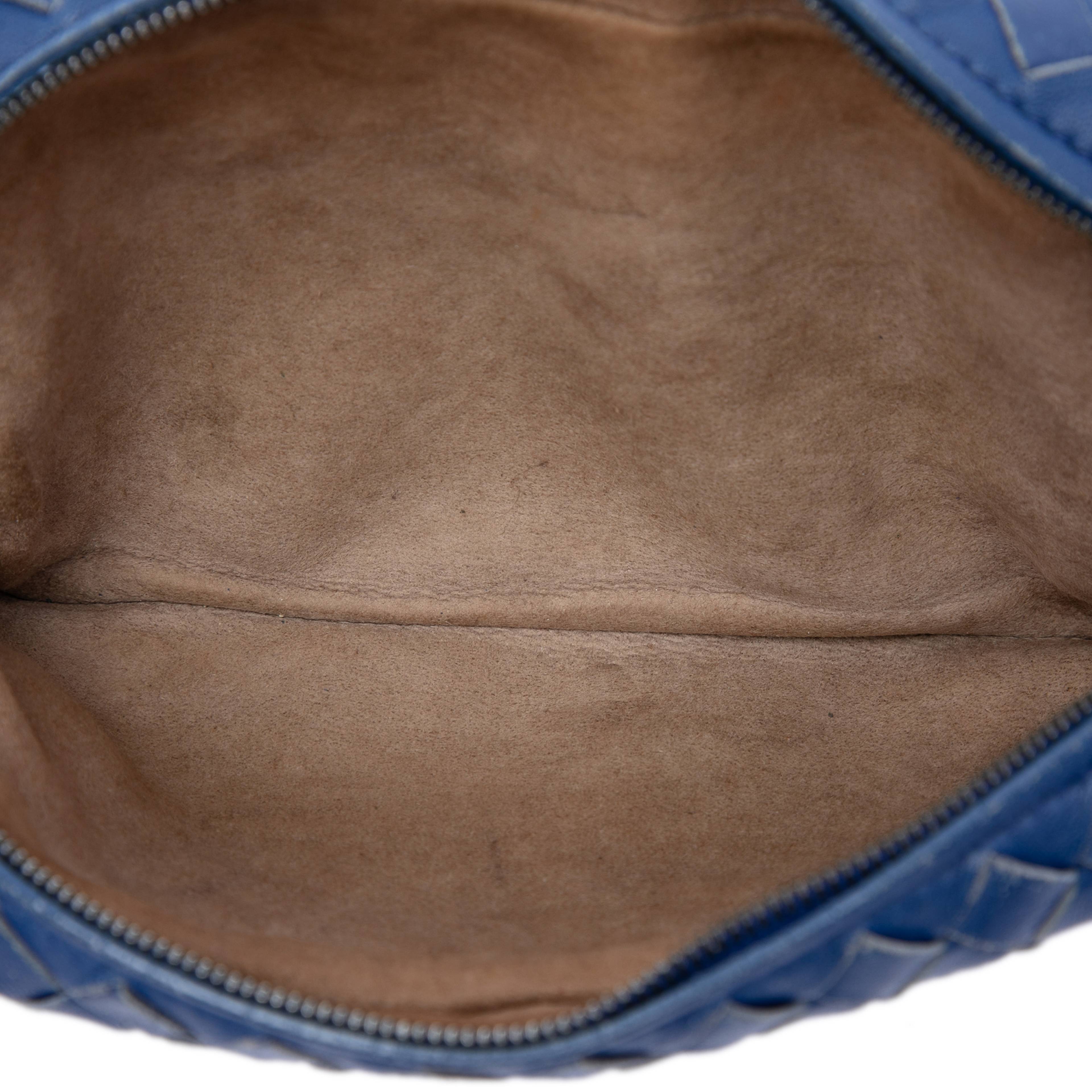 Bottega Veneta Mini Nappa Intrecciato Expandable Chain Flap Crossbody, från Luxclusif, i färgen blå. Klicka för att öppna bilden i stort format