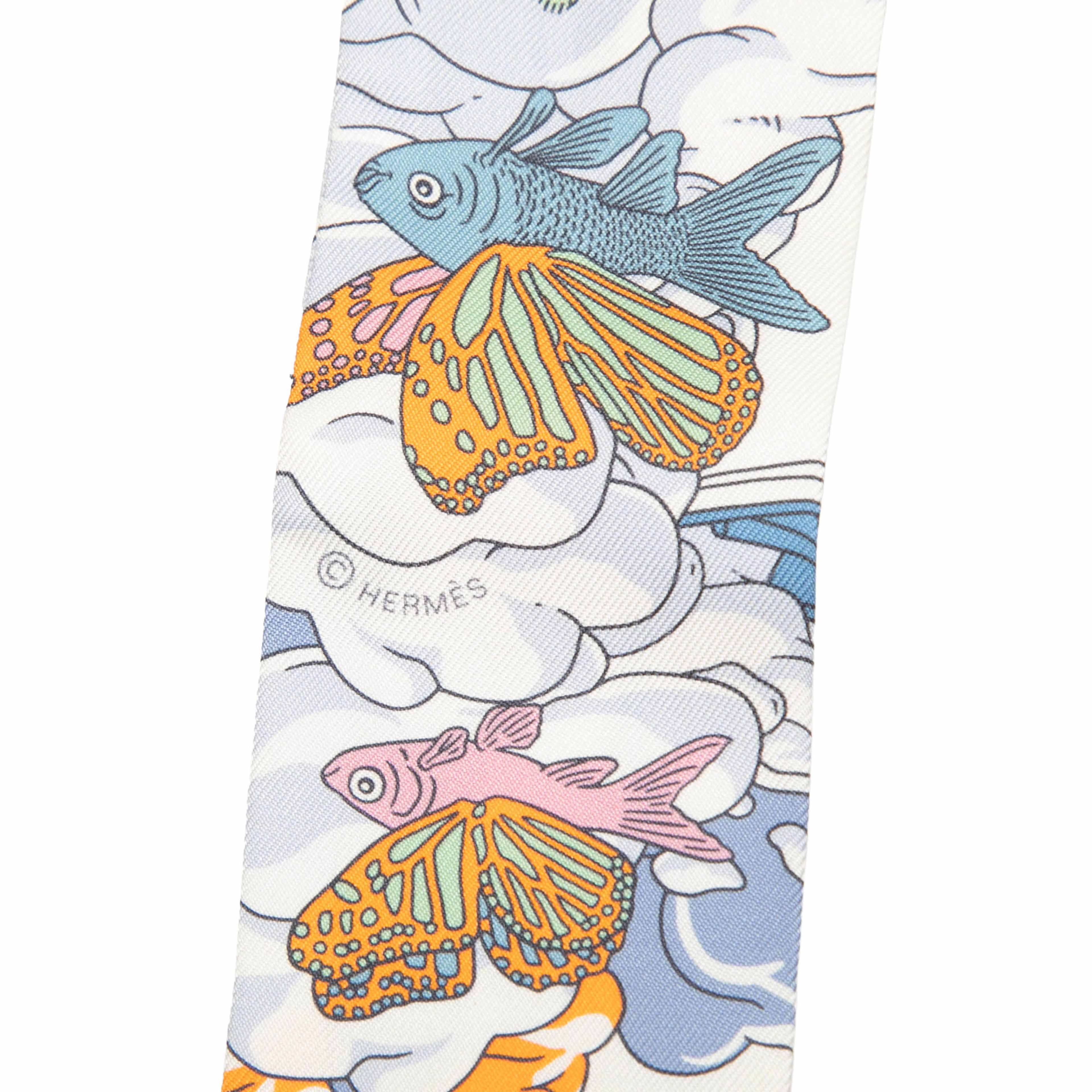 Hermès Sur Mon Nuage Silk Twilly Scarf, från Luxclusif, i färgen black. Klicka för att öppna bilden i stort format