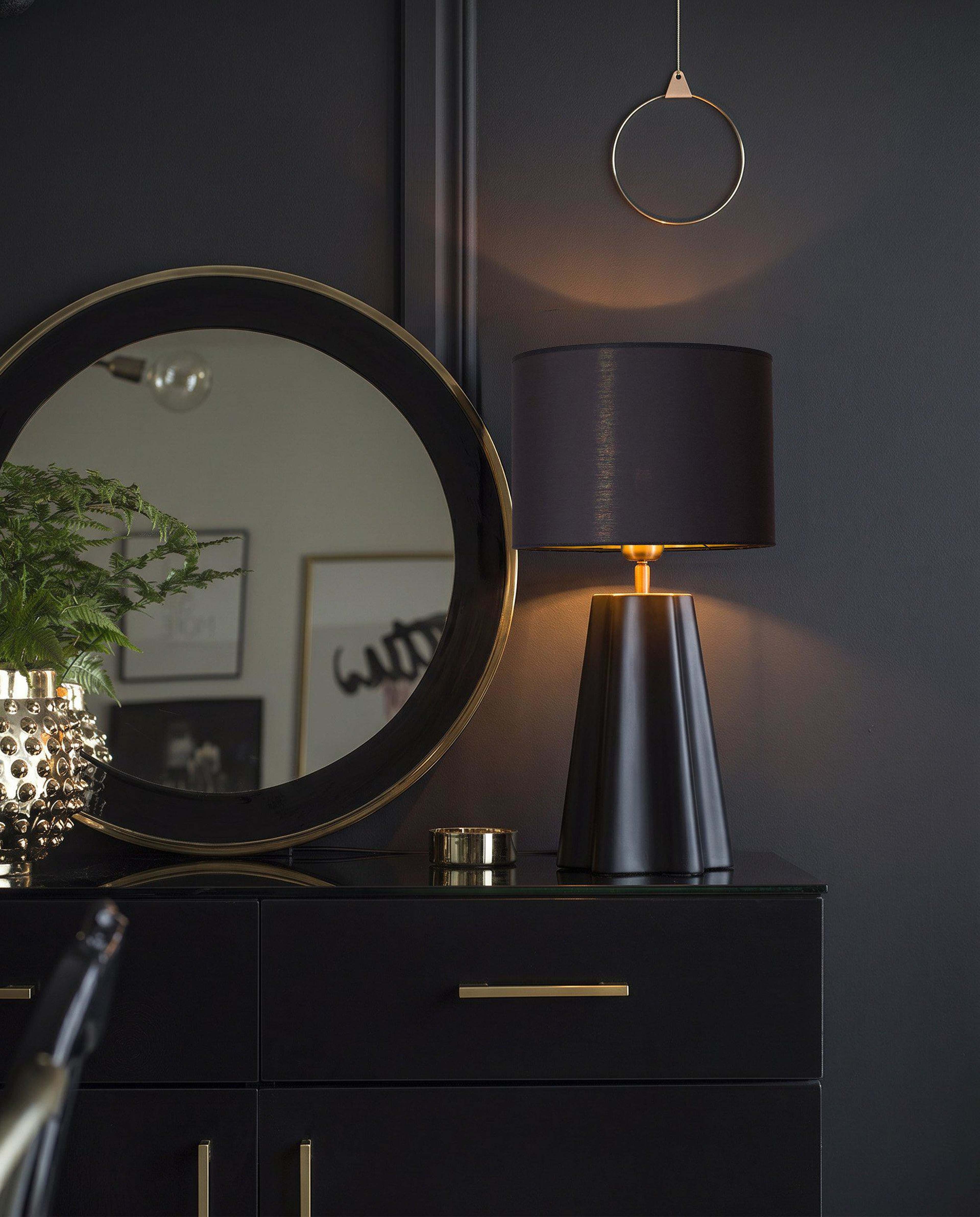 Aira Bordslampa, från PR Home, i färgen svart. Klicka för att öppna bilden i stort format