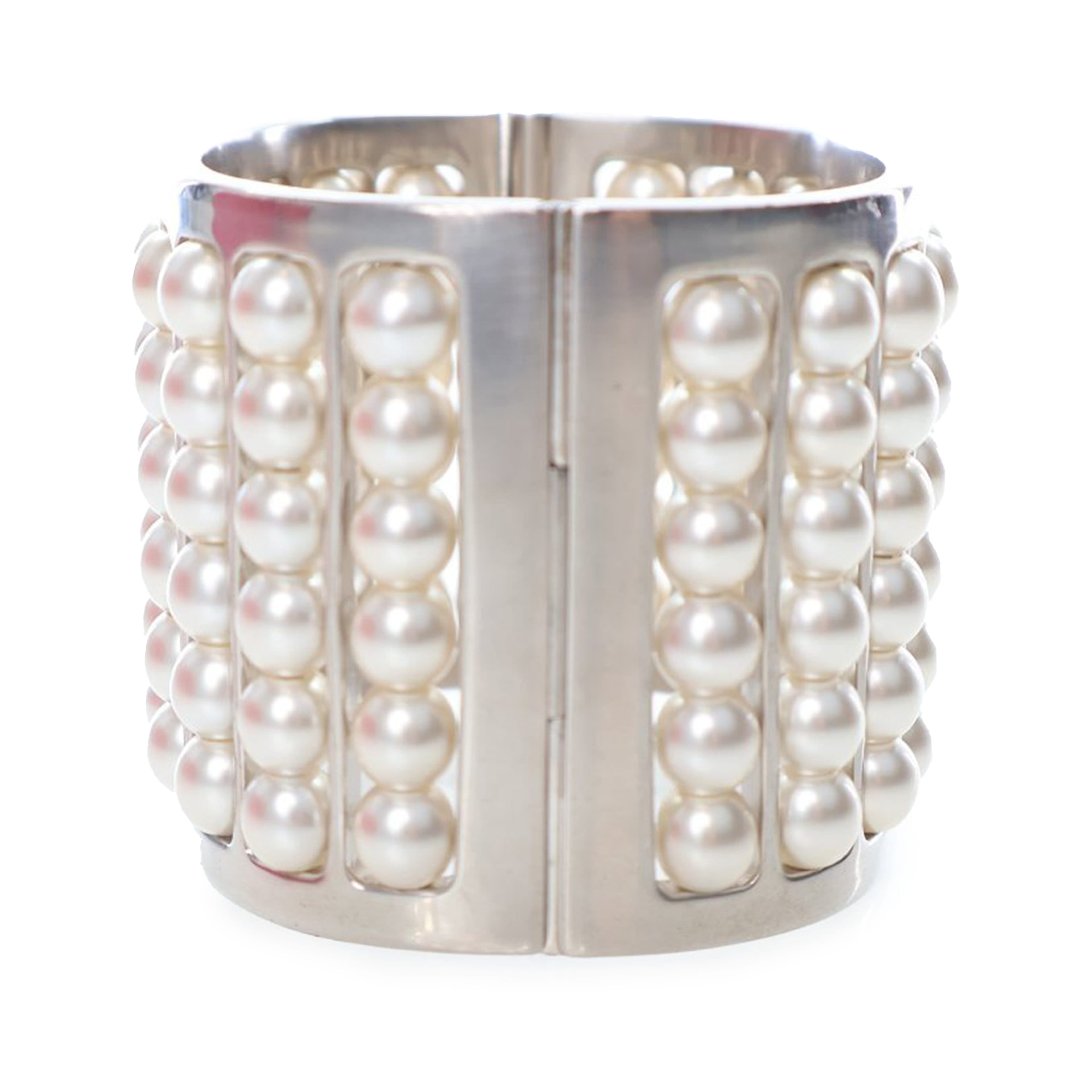 Chanel Silver Plated Wide Pearl Cuff Bracelet, från Luxclusif, i färgen vit. Klicka för att öppna bilden i stort format