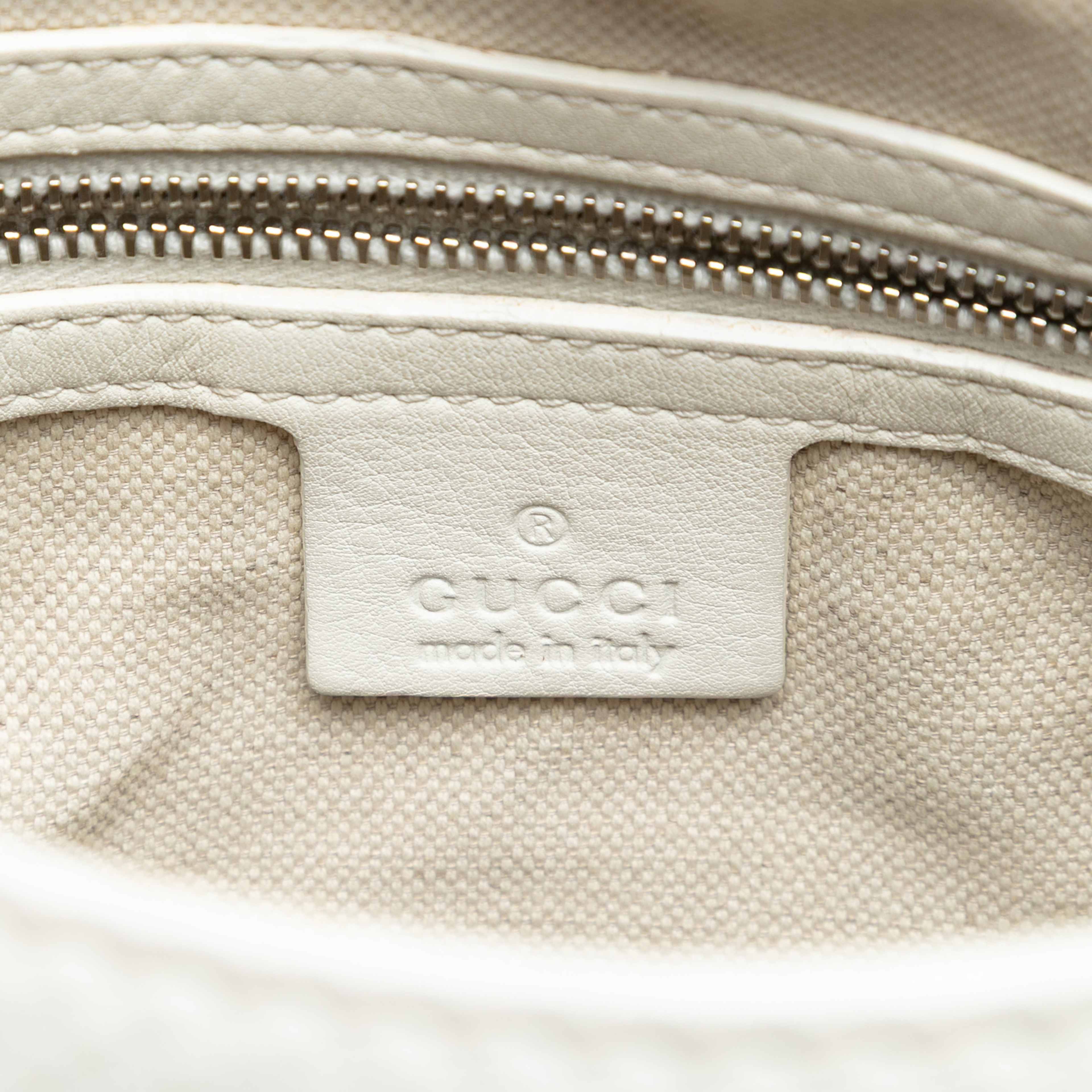 Gucci Large Calfskin Techno Horsebit Satchel, från Luxclusif, i färgen white. Klicka för att öppna bilden i stort format