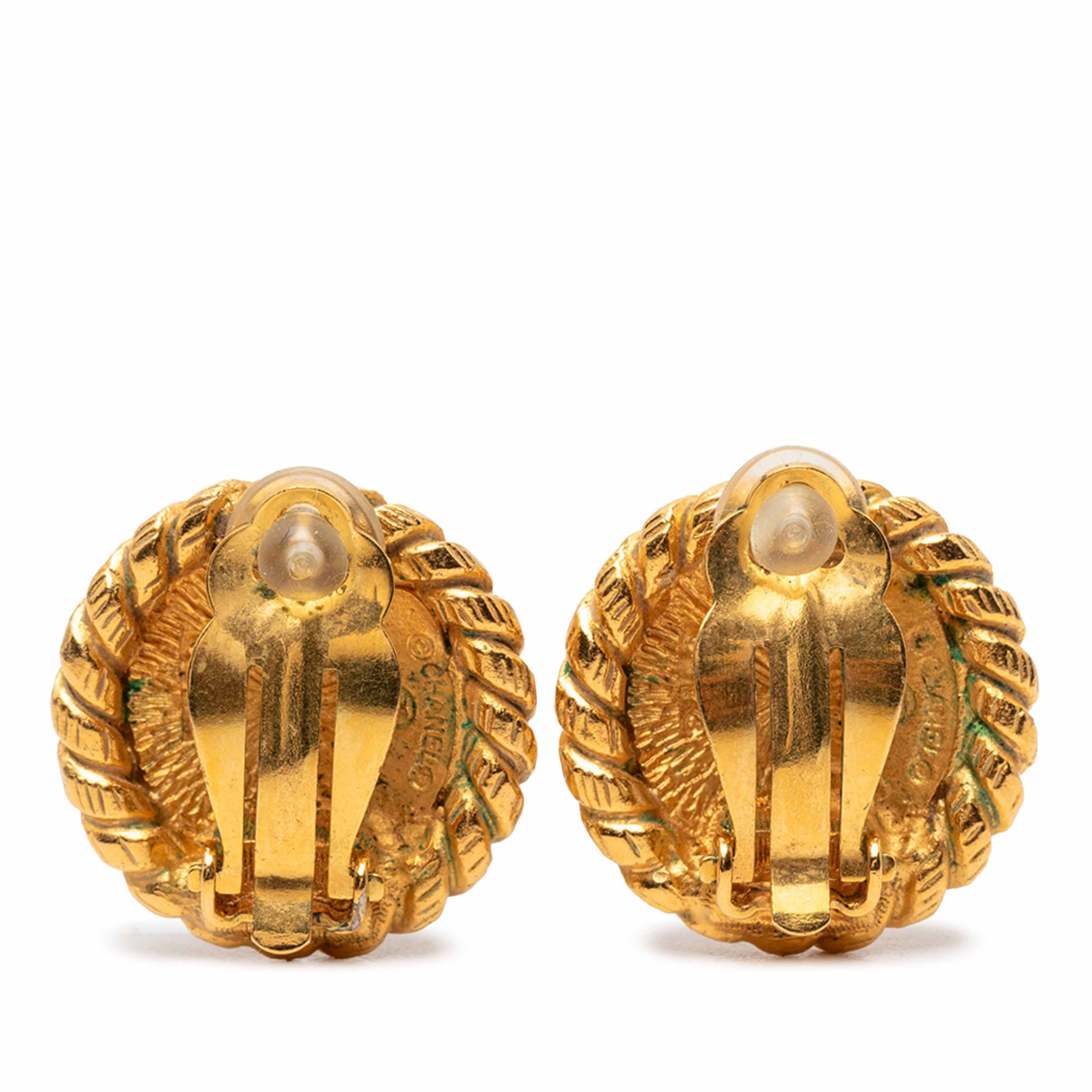 Chanel Cc Gold Plated Round Clip On Earrings, från Luxclusif, i färgen gold. Klicka för att öppna bilden i stort format