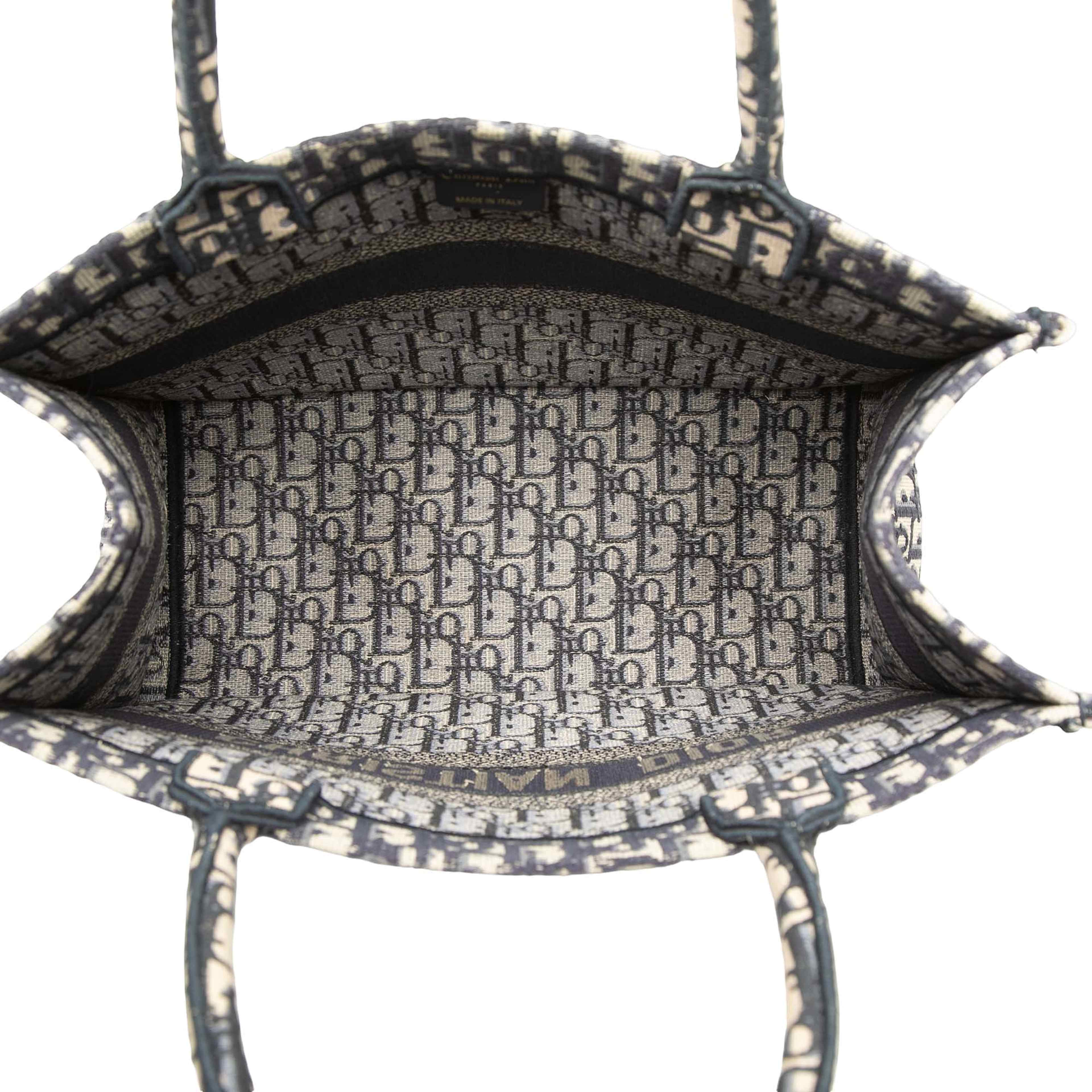 Dior Medium Oblique Embroidered Canvas Book Tote, från Luxclusif, i färgen blå. Klicka för att öppna bilden i stort format
