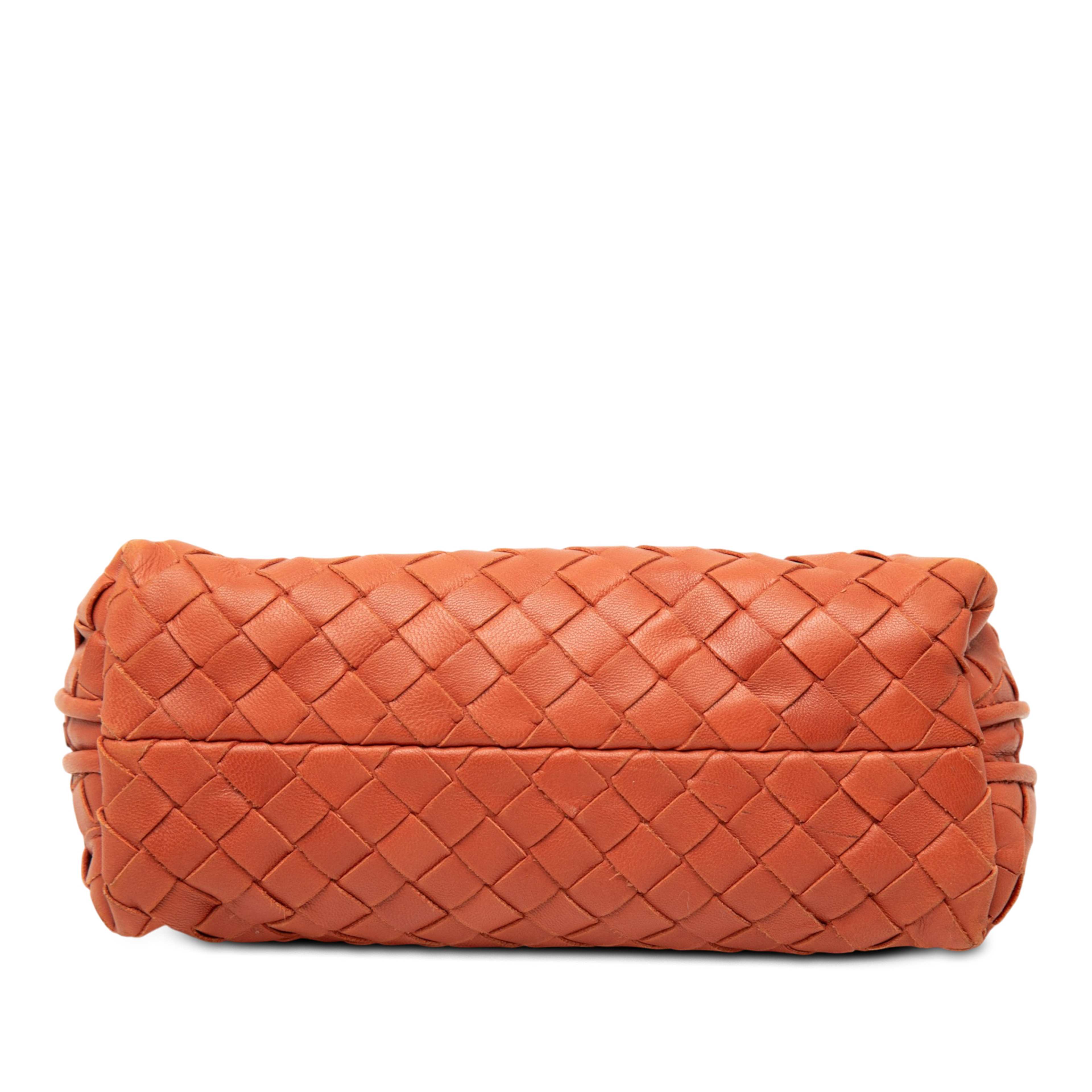 Bottega Veneta Nappa Intrecciato Cosmetic Pouch, från Luxclusif, i färgen orange. Klicka för att öppna bilden i stort format