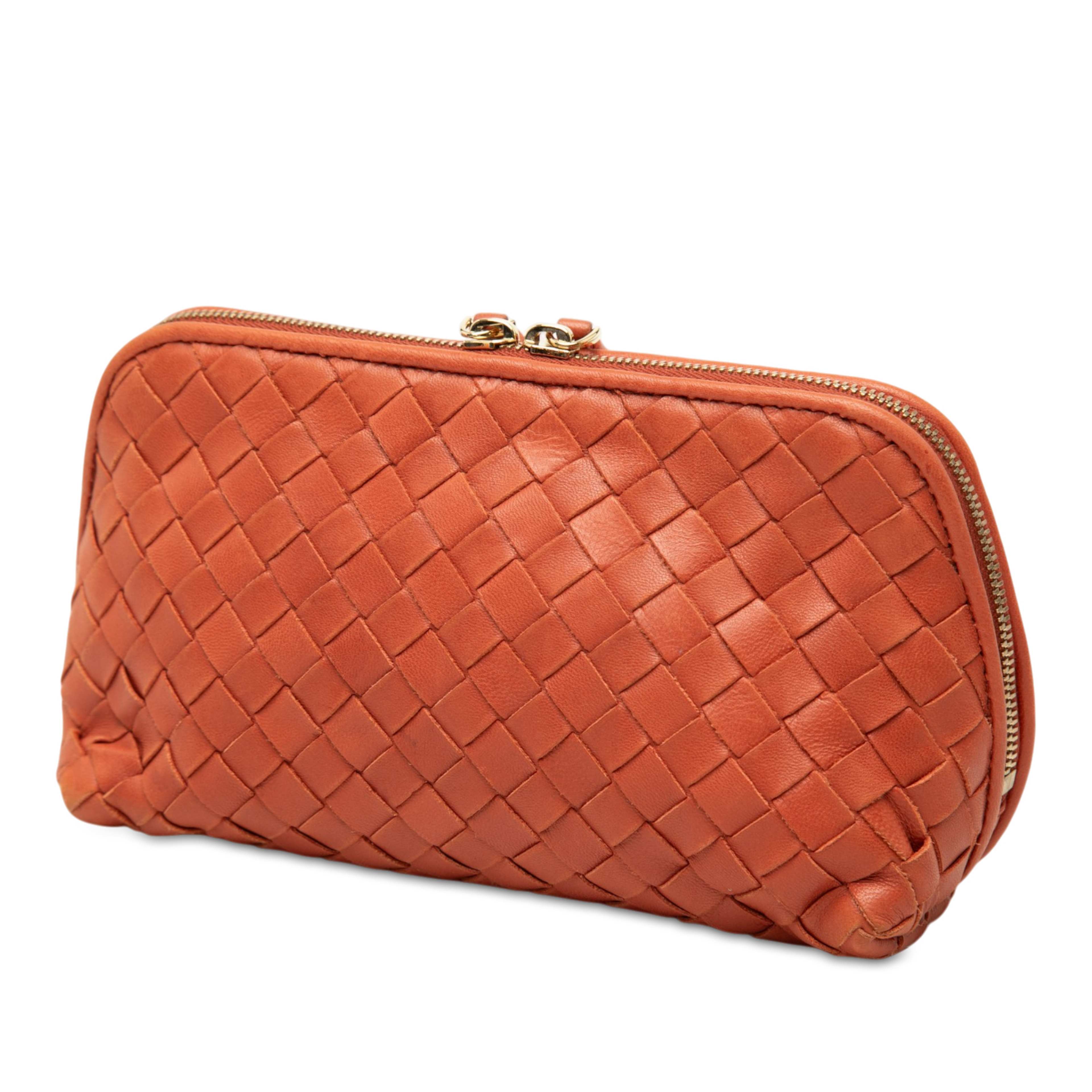 Bottega Veneta Nappa Intrecciato Cosmetic Pouch, från Luxclusif, i färgen orange. Klicka för att öppna bilden i stort format