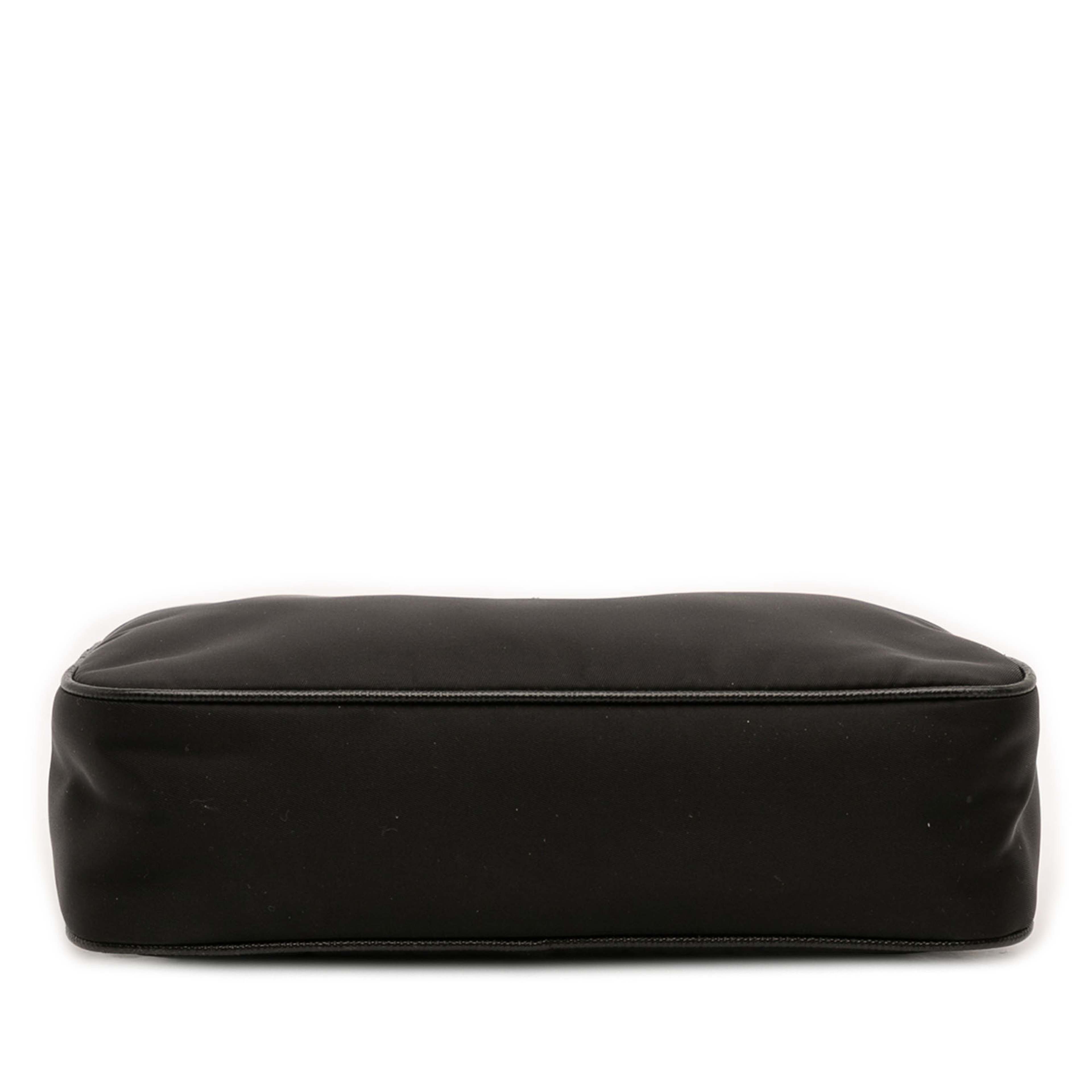 Prada Re Nylon Re Edition 2005 Satchel, från Luxclusif, i färgen black. Klicka för att öppna bilden i stort format