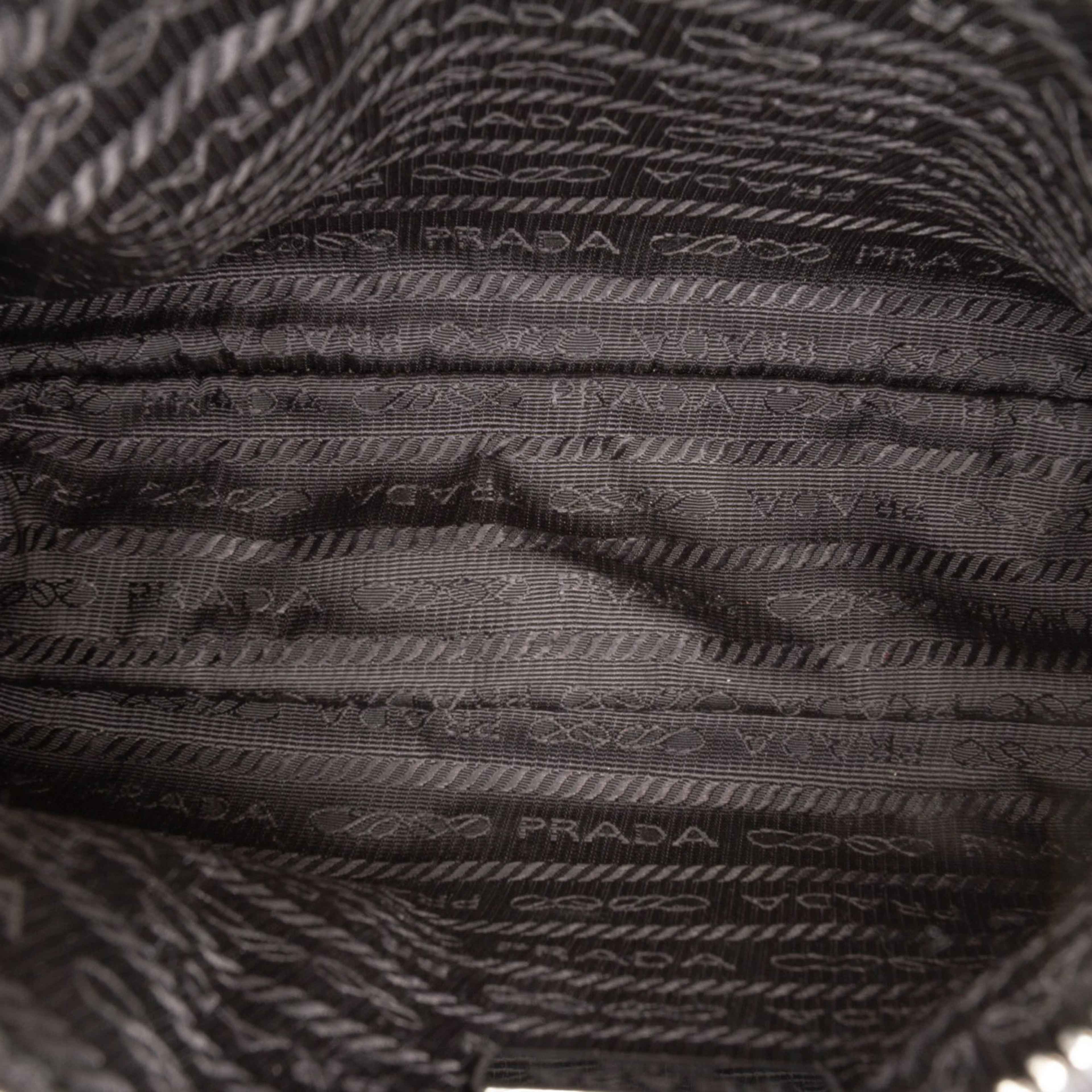 Prada Re Nylon Re Edition 2005 Satchel, från Luxclusif, i färgen black. Klicka för att öppna bilden i stort format