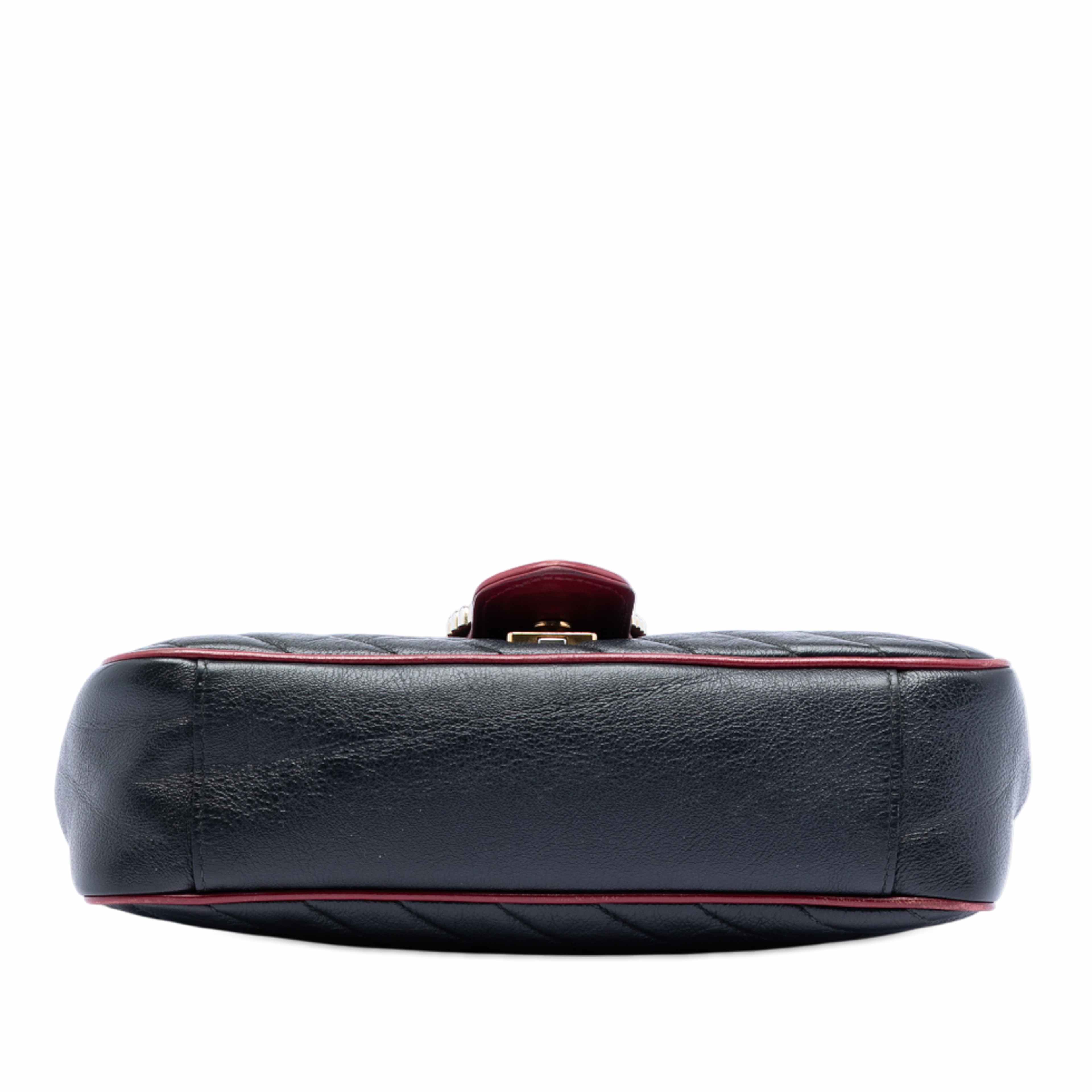 Gucci Medium Gg Marmont Matelasse Diagonal Leather Torchon Shoulder Bag, från Luxclusif, i färgen black. Klicka för att öppna bilden i stort format