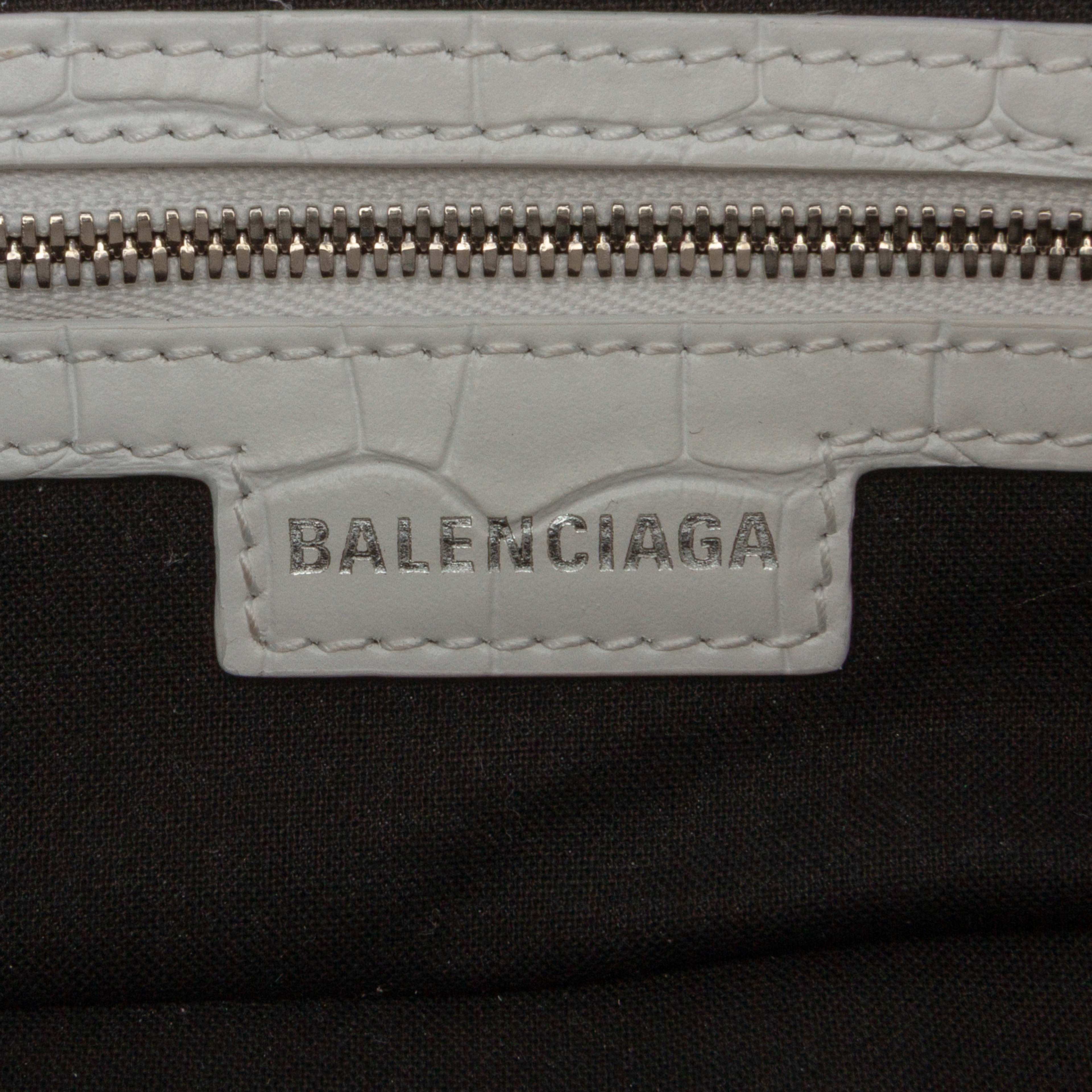Balenciaga Small Croc Embossed Leather Lindsay Satchel, från Luxclusif, i färgen white. Klicka för att öppna bilden i stort format