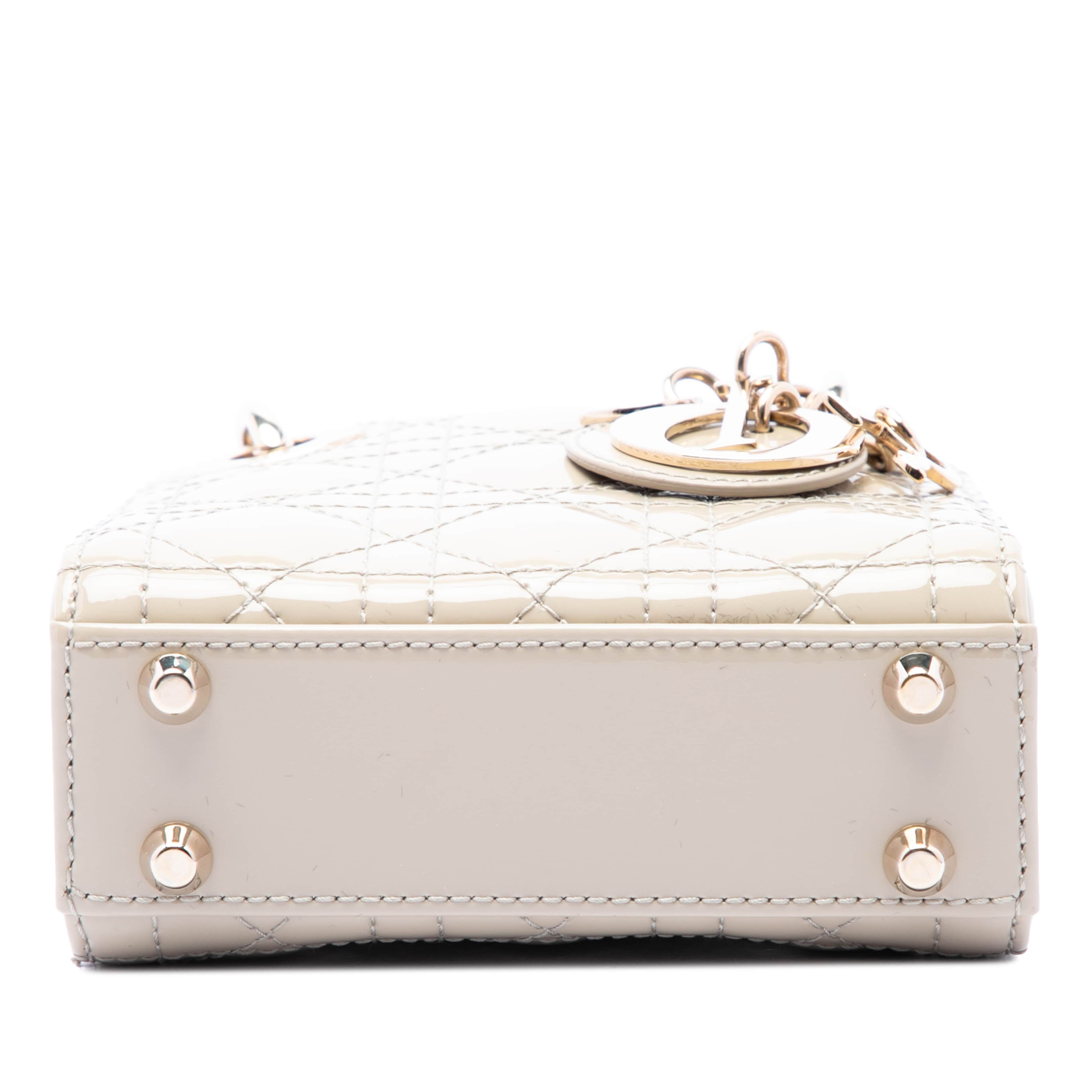 Dior Micro Patent Cannage Lady Dior, från Luxclusif, i färgen beige. Klicka för att öppna bilden i stort format