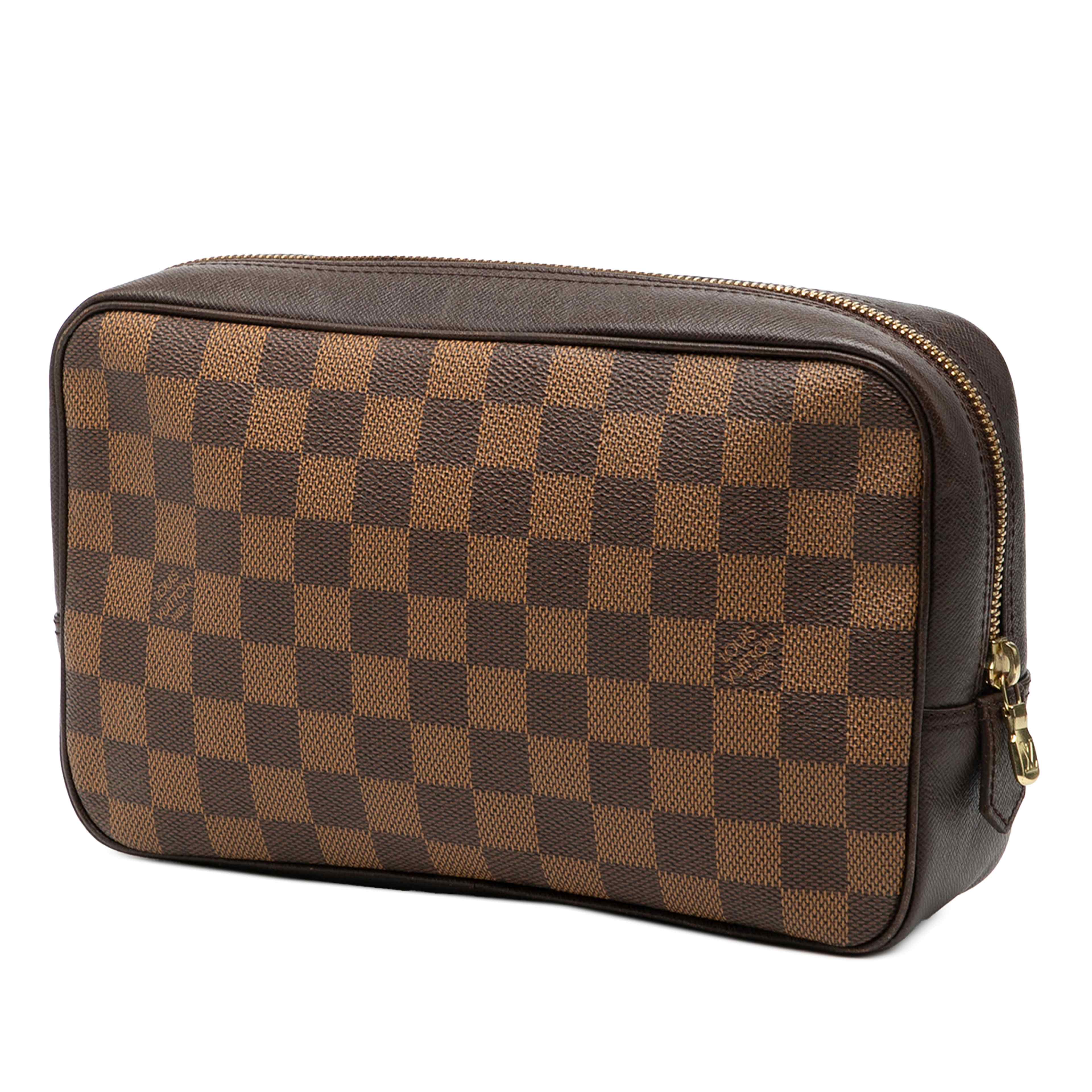 Louis Vuitton Damier Ebene Trousse Toilette 25, från Luxclusif, i färgen brown. Klicka för att öppna bilden i stort format