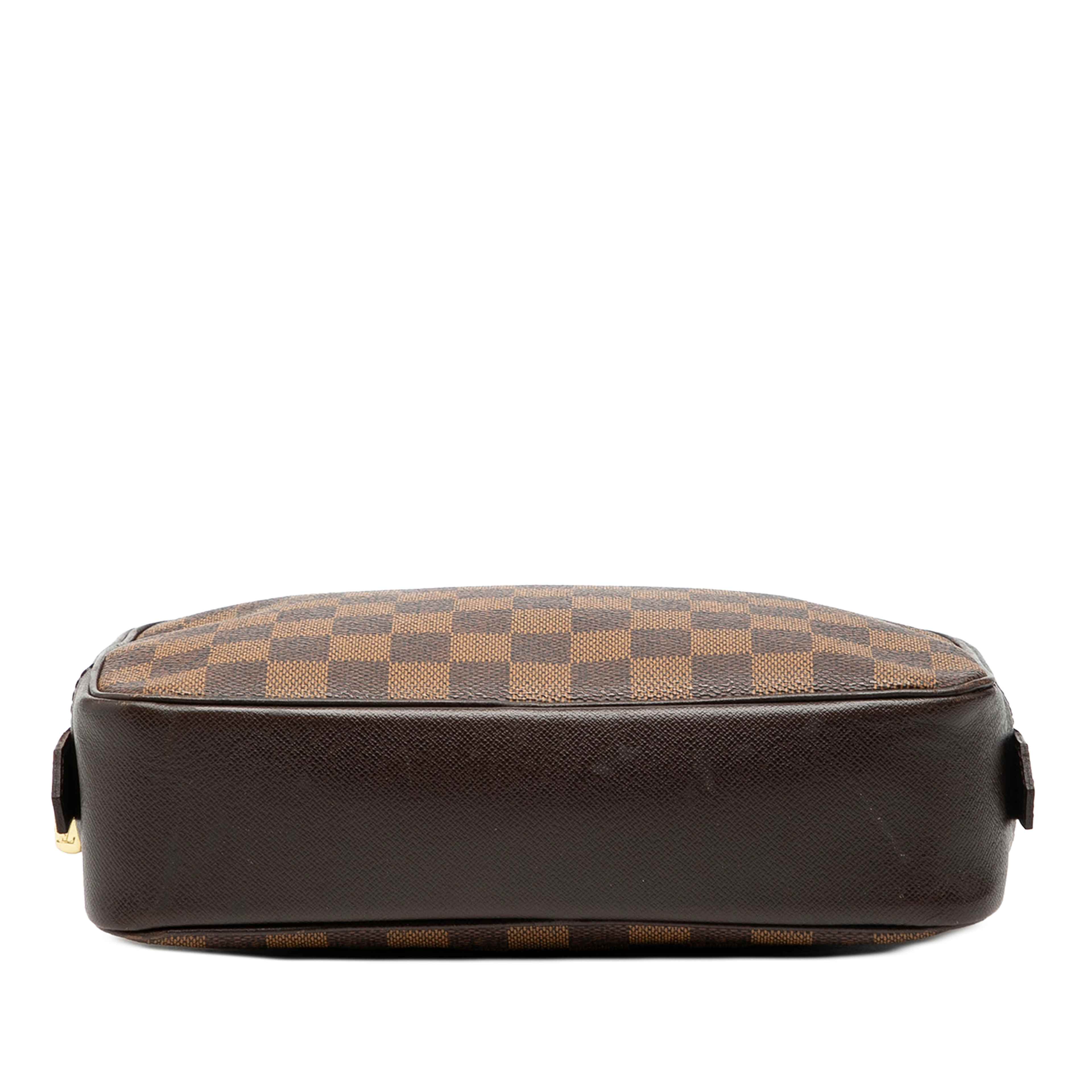 Louis Vuitton Damier Ebene Trousse Toilette 25, från Luxclusif, i färgen brown. Klicka för att öppna bilden i stort format