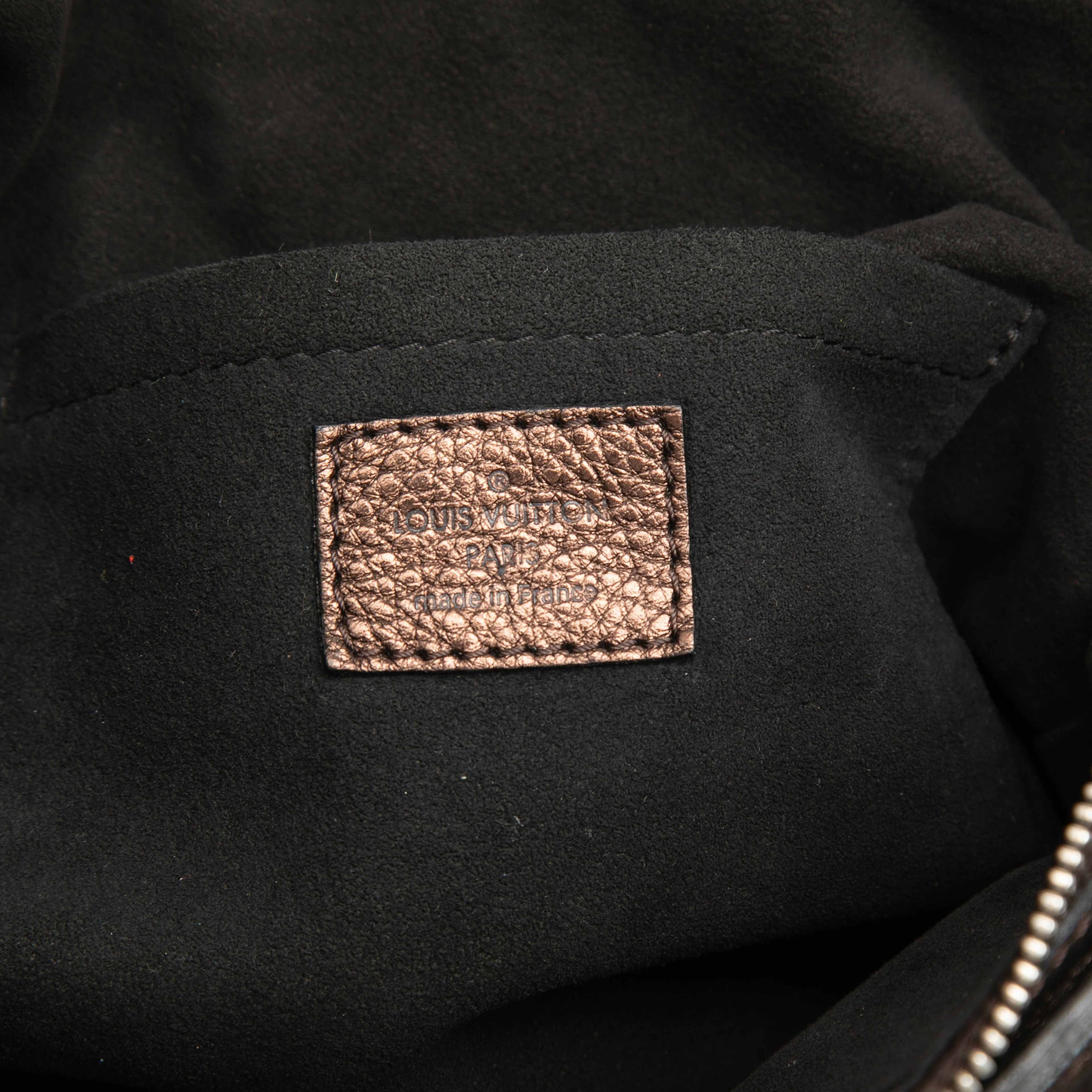 Louis Vuitton Monogram Mahina Xs, från Luxclusif, i färgen bronze. Klicka för att öppna bilden i stort format